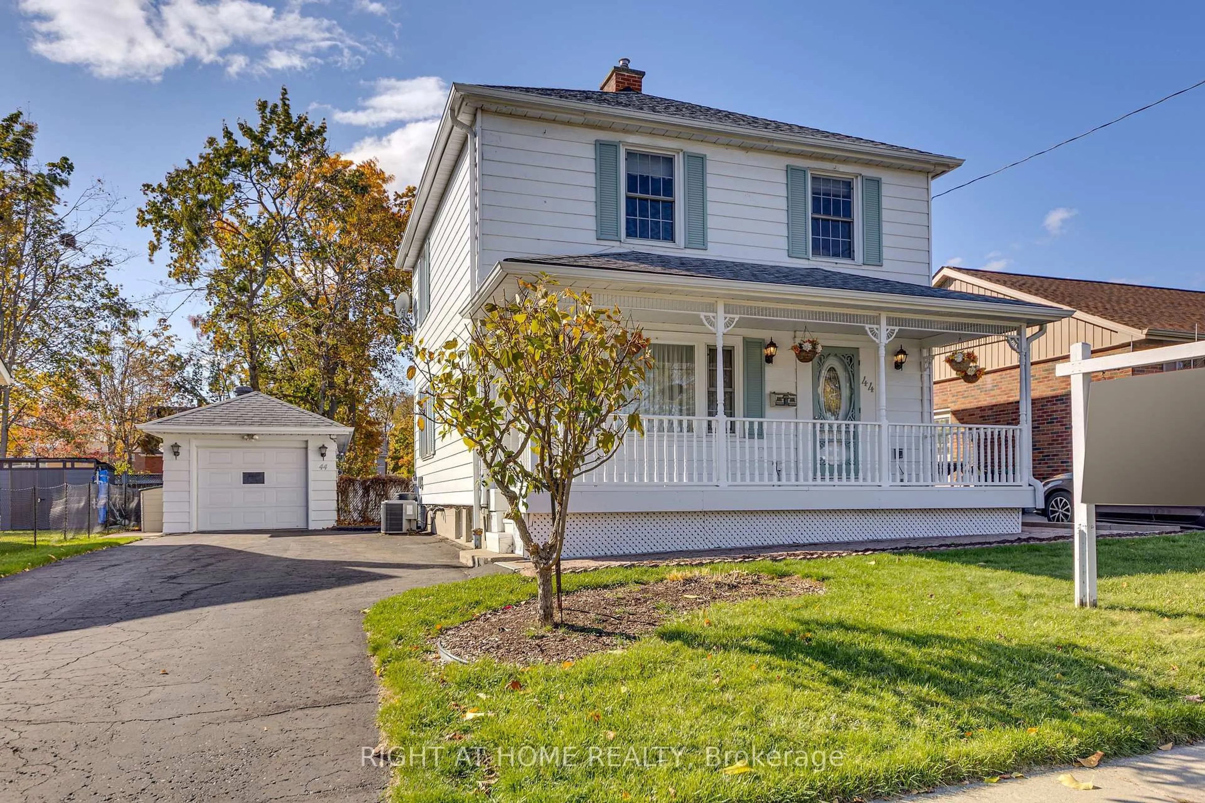 Home with vinyl exterior material, street for 44 Newton St, Barrie Ontario L4M 3N5