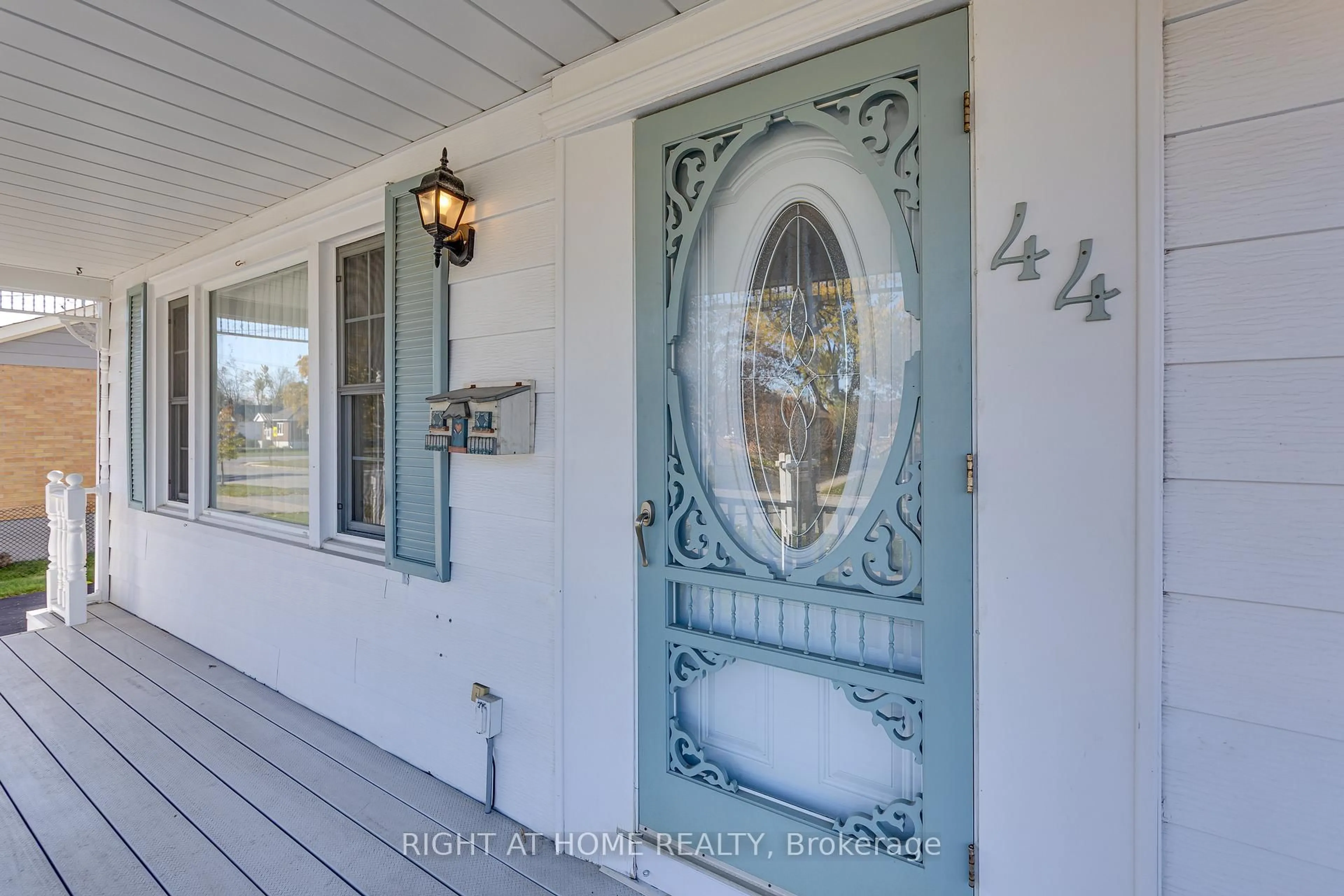 Indoor entryway for 44 Newton St, Barrie Ontario L4M 3N5