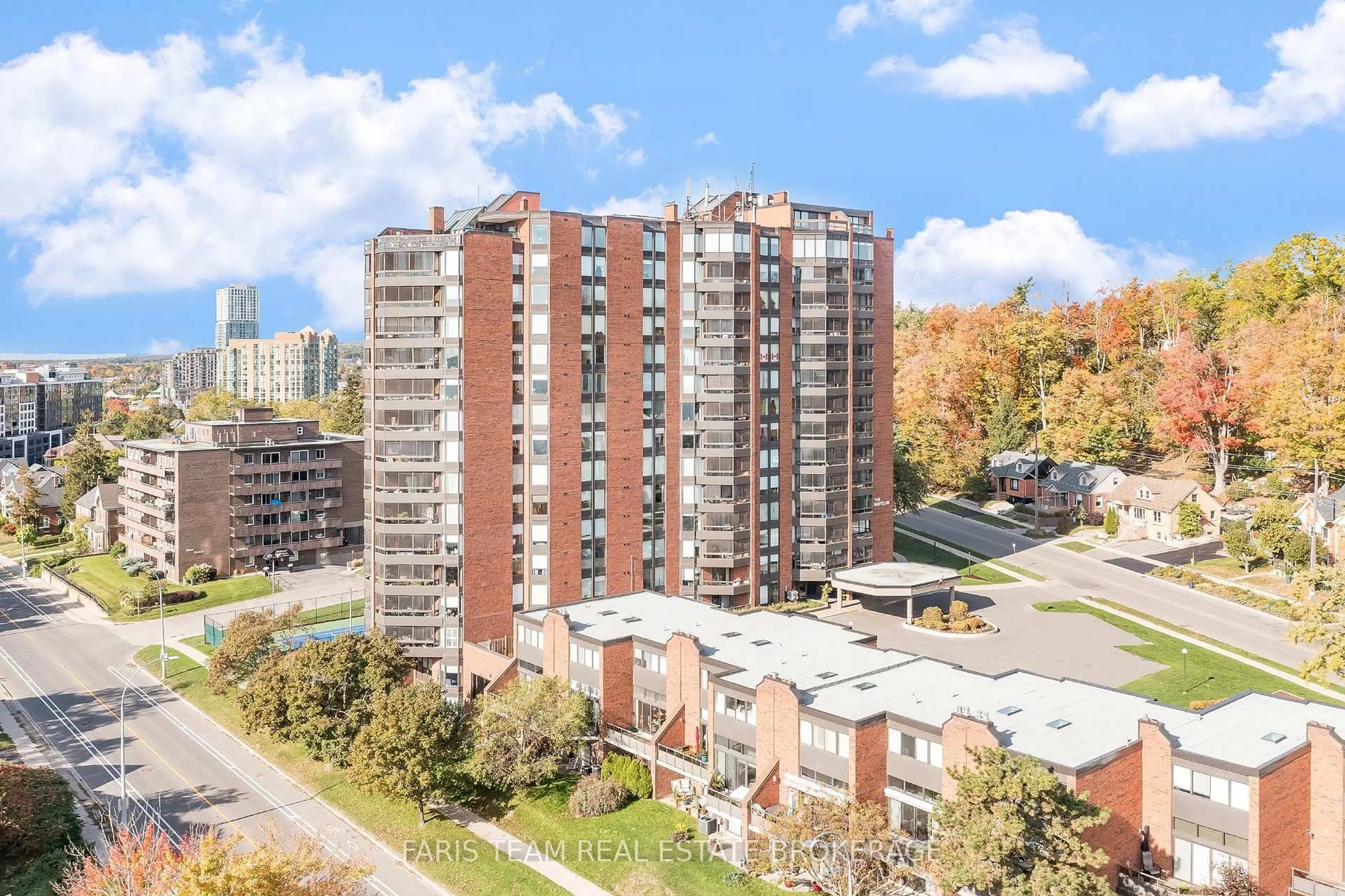 A pic from outside/outdoor area/front of a property/back of a property/a pic from drone, city buildings view from balcony for 181 Collier St #707, Barrie Ontario L4M 5L6