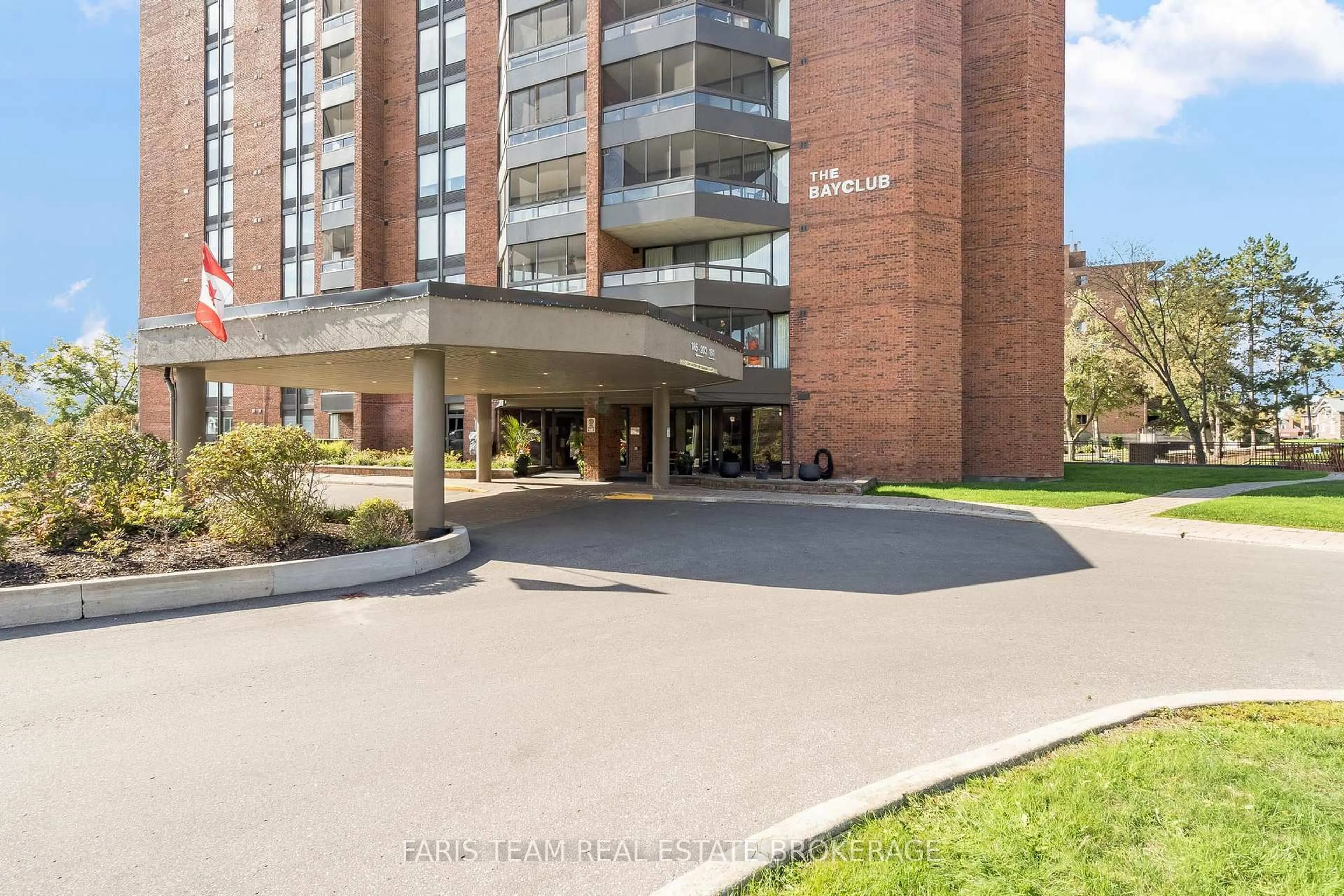 Indoor foyer for 181 Collier St #707, Barrie Ontario L4M 5L6