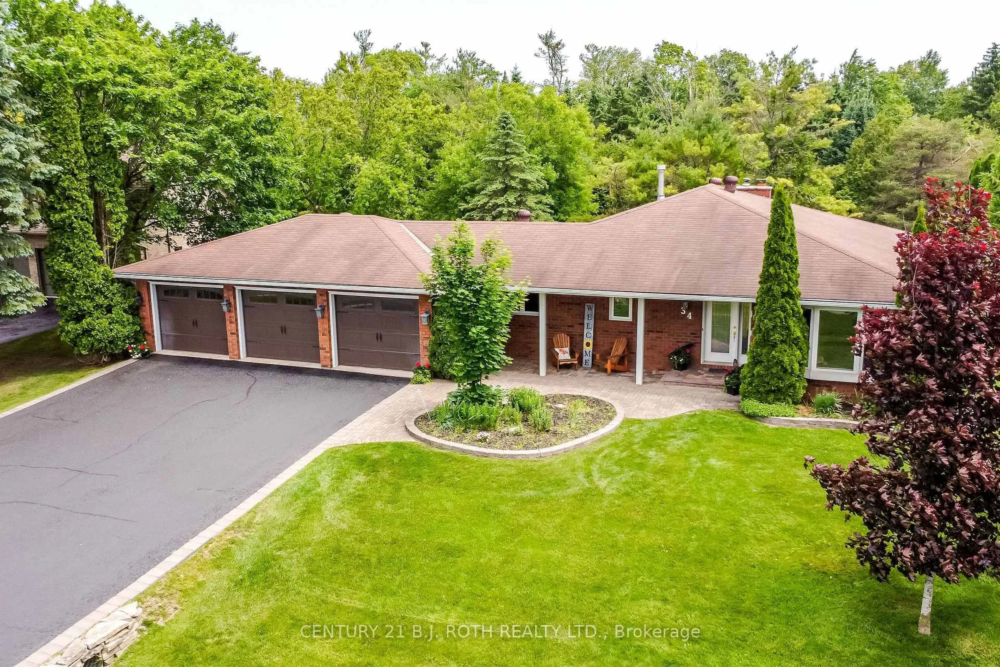 A pic from outside/outdoor area/front of a property/back of a property/a pic from drone, unknown for 34 Cairns Blvd, Springwater Ontario L9X 0N8