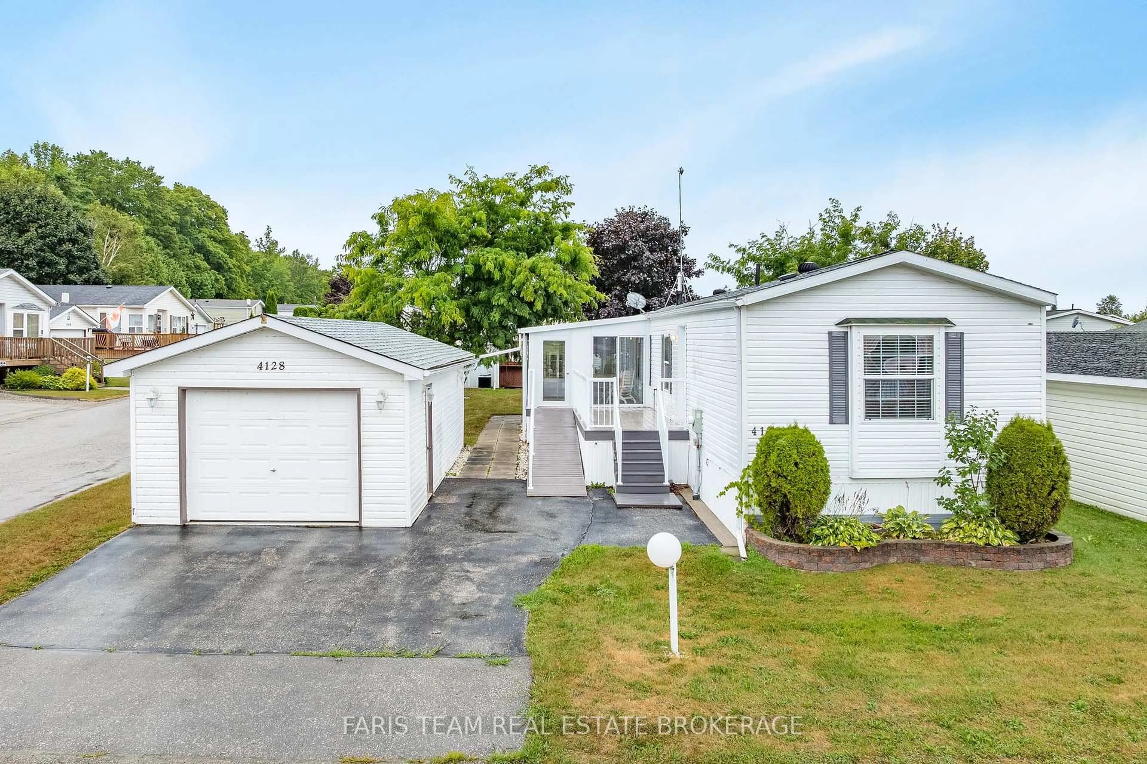 A pic from outside/outdoor area/front of a property/back of a property/a pic from drone, street for 4128 Haines St, Severn Ontario L3V 6H4