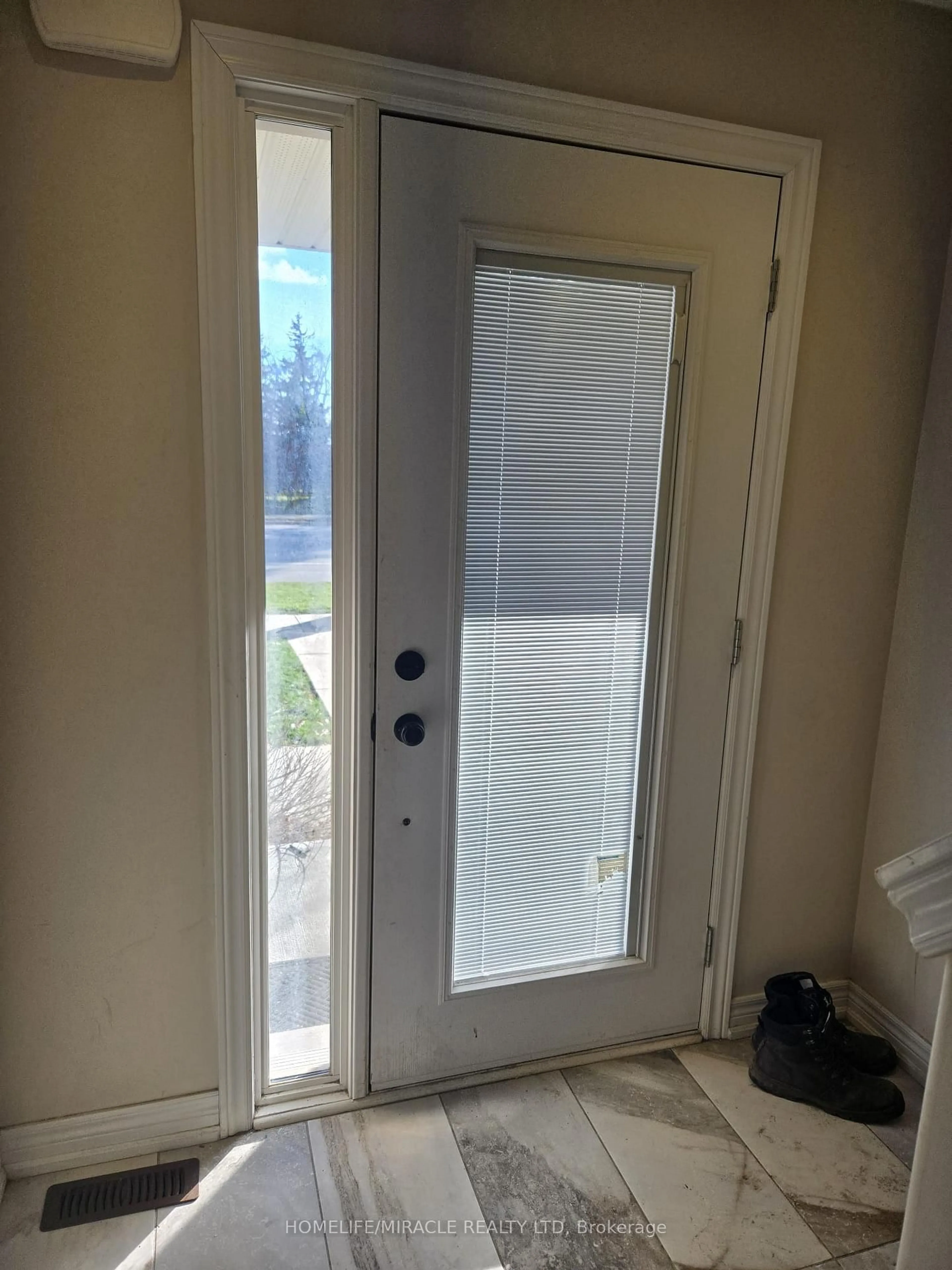 Indoor entryway for 1 Leggott Ave #27, Barrie Ontario L4M 0K7