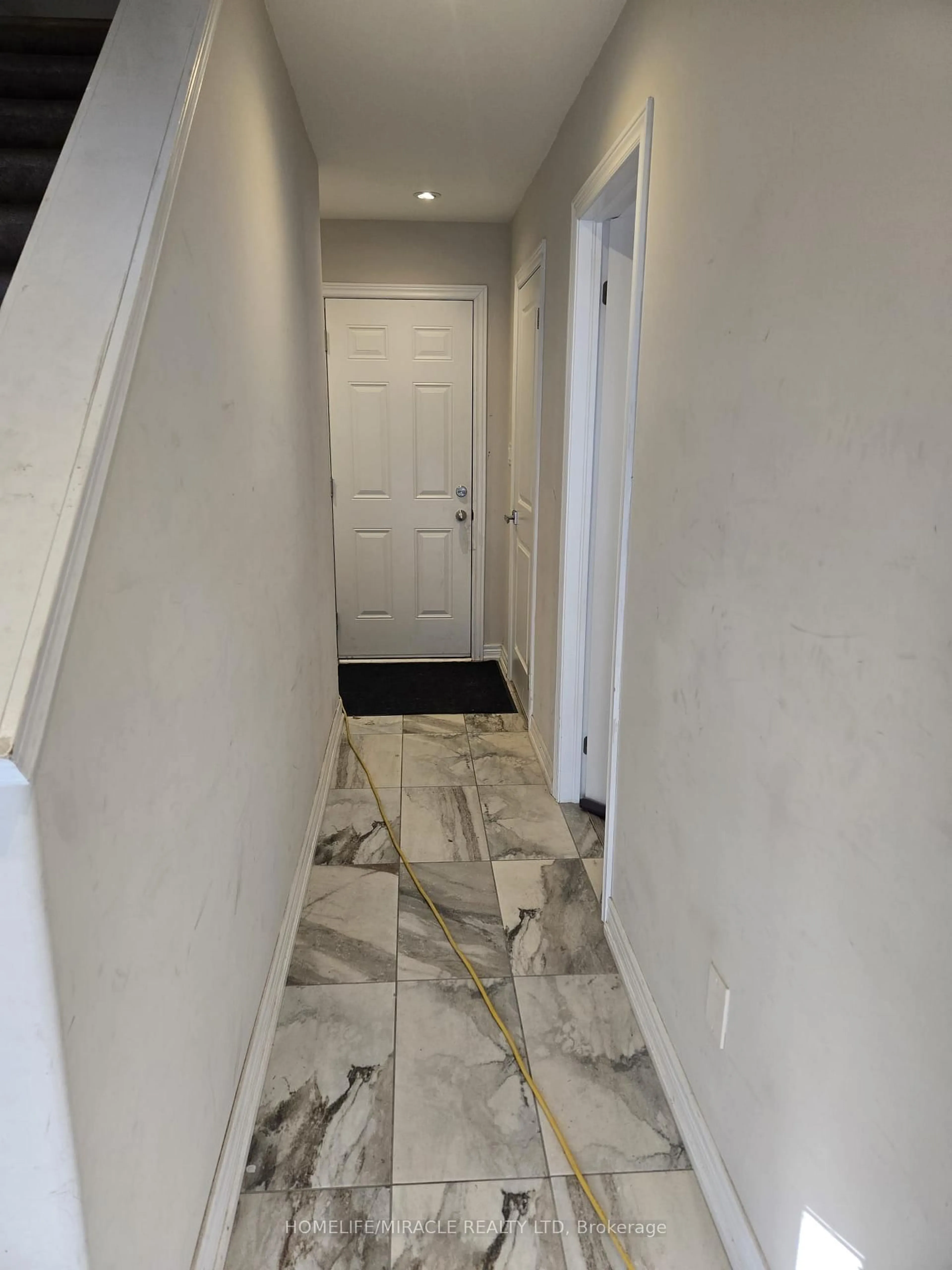 Indoor foyer for 1 Leggott Ave #27, Barrie Ontario L4M 0K7