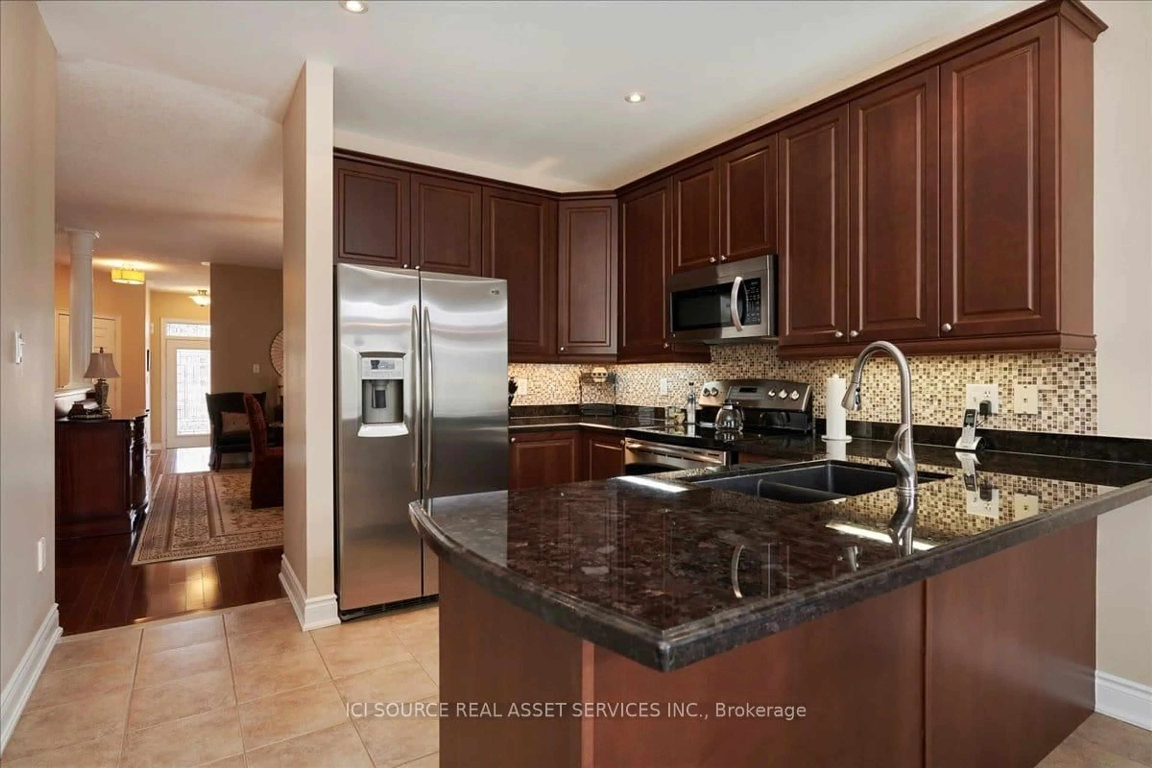 Open concept kitchen, ceramic/tile floor for 6 Versailles Cres, Barrie Ontario L4M 0B6