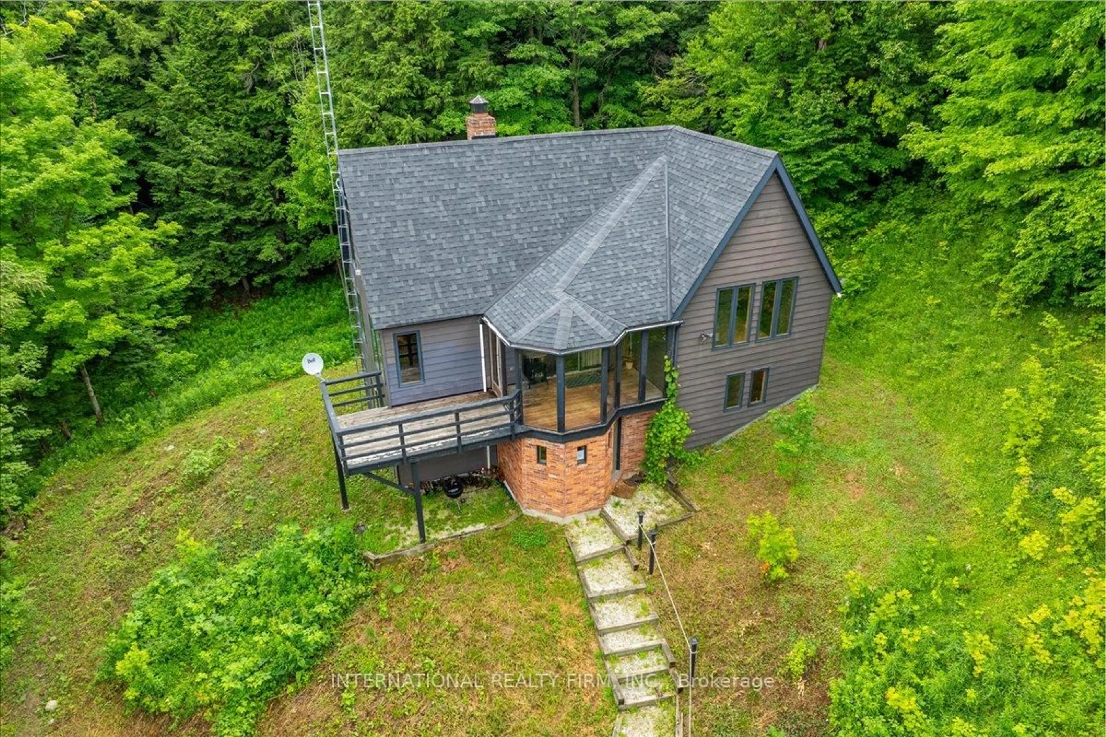 A pic from outside/outdoor area/front of a property/back of a property/a pic from drone, building for 2445 Riverside Dr, Clearview Ontario L0M 1G0