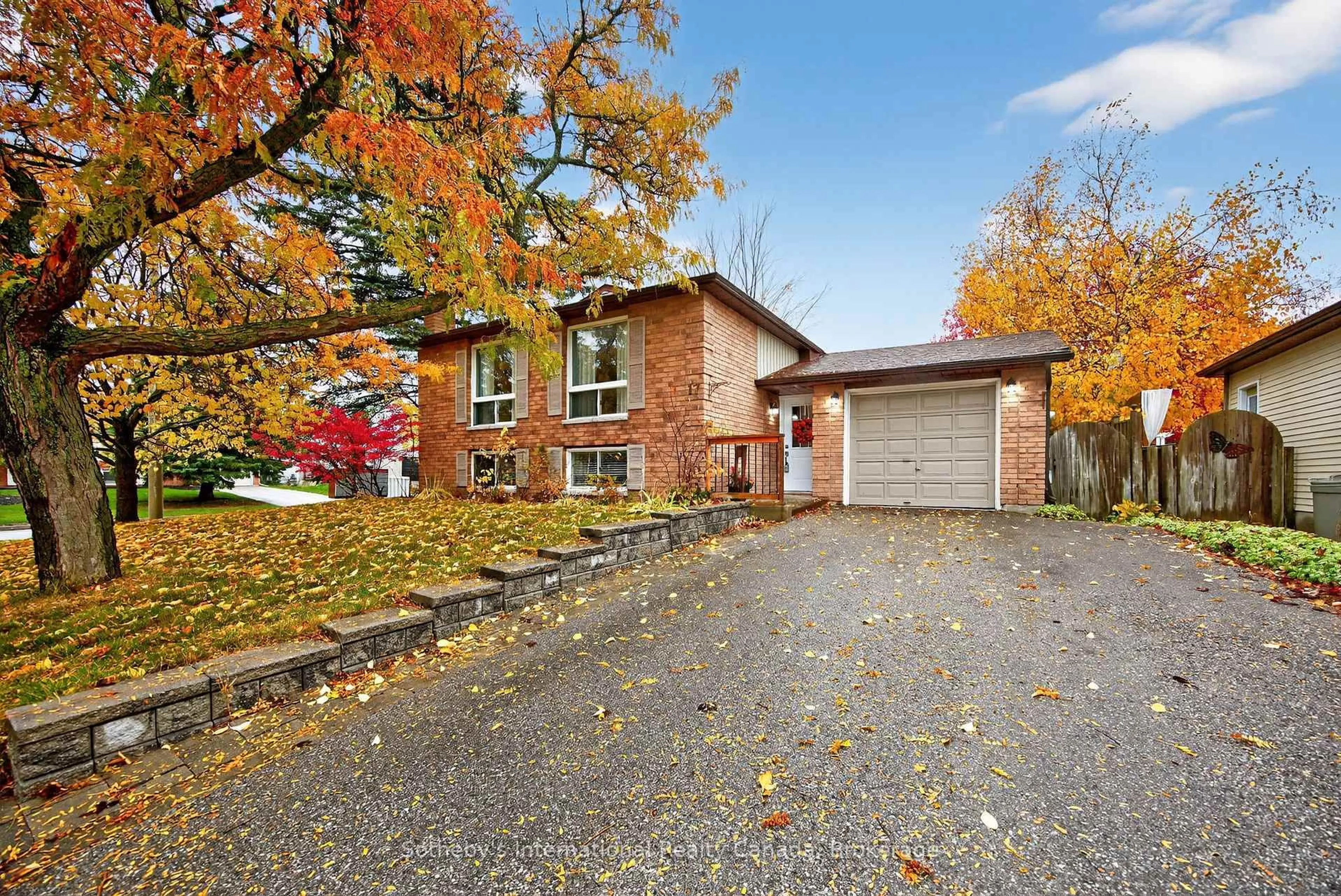 Home with brick exterior material, street for 17 Coles St, Barrie Ontario L4N 5W8