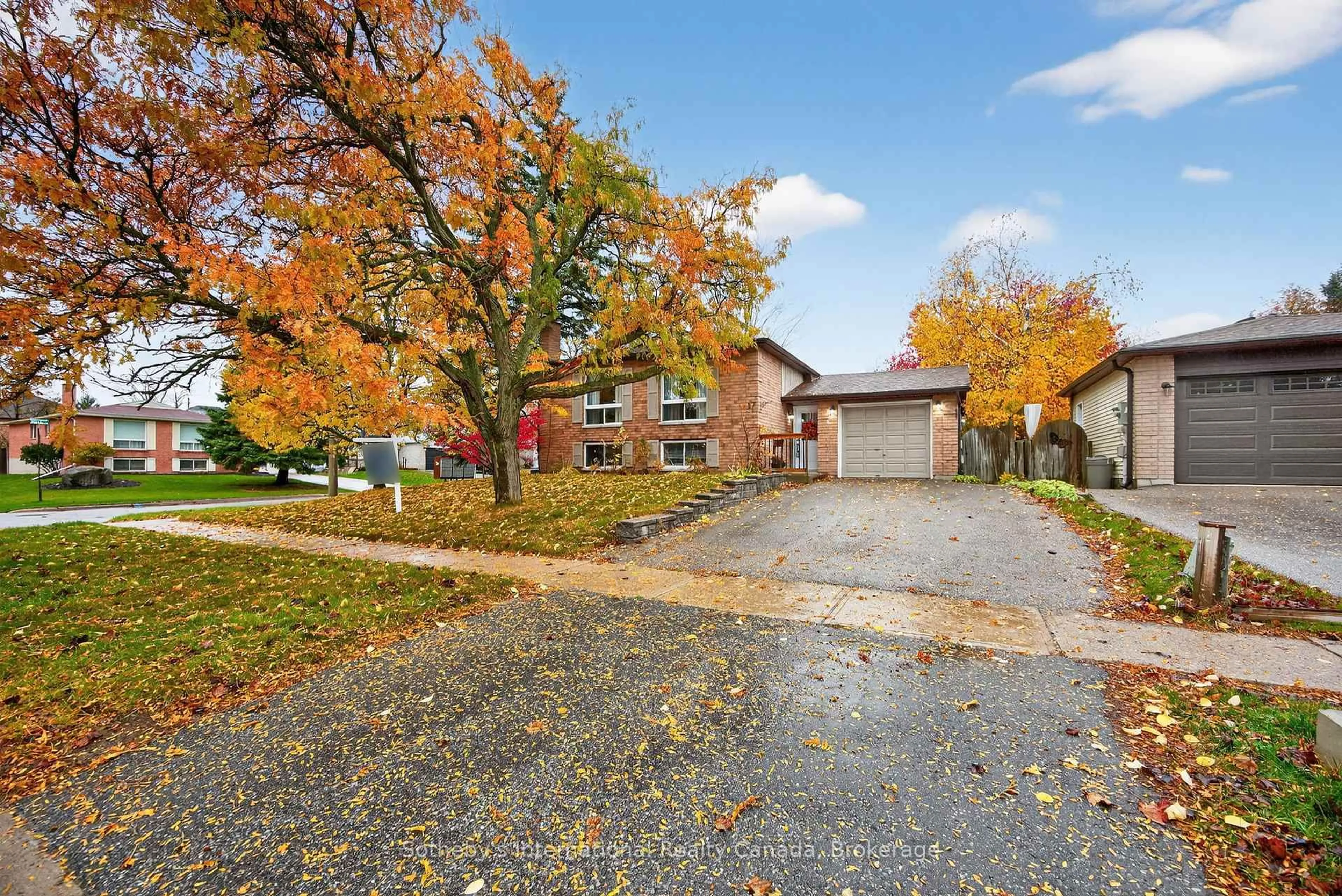 A pic from outside/outdoor area/front of a property/back of a property/a pic from drone, street for 17 Coles St, Barrie Ontario L4N 5W8