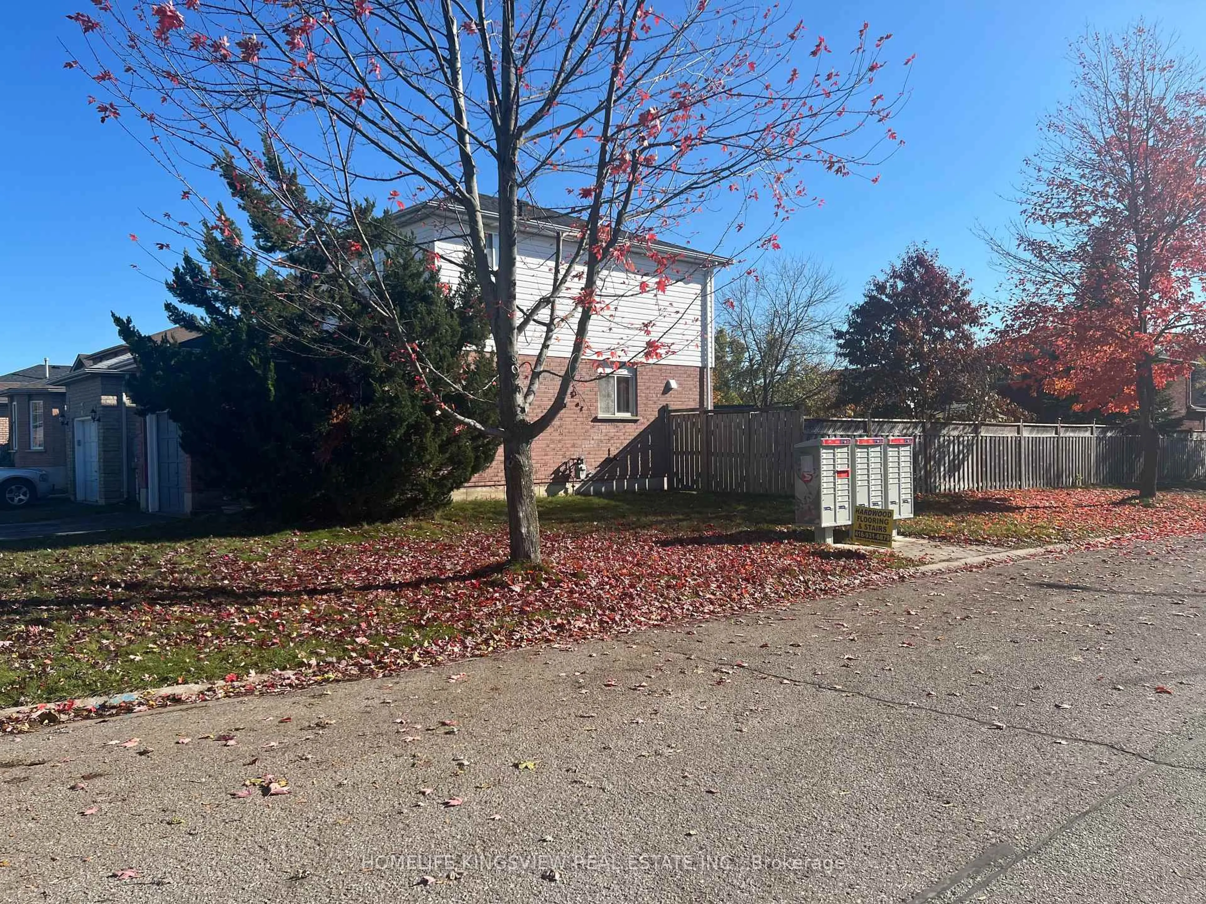 A pic from outside/outdoor area/front of a property/back of a property/a pic from drone, street for 1 Charleson Dr, Barrie Ontario L4N 8N5