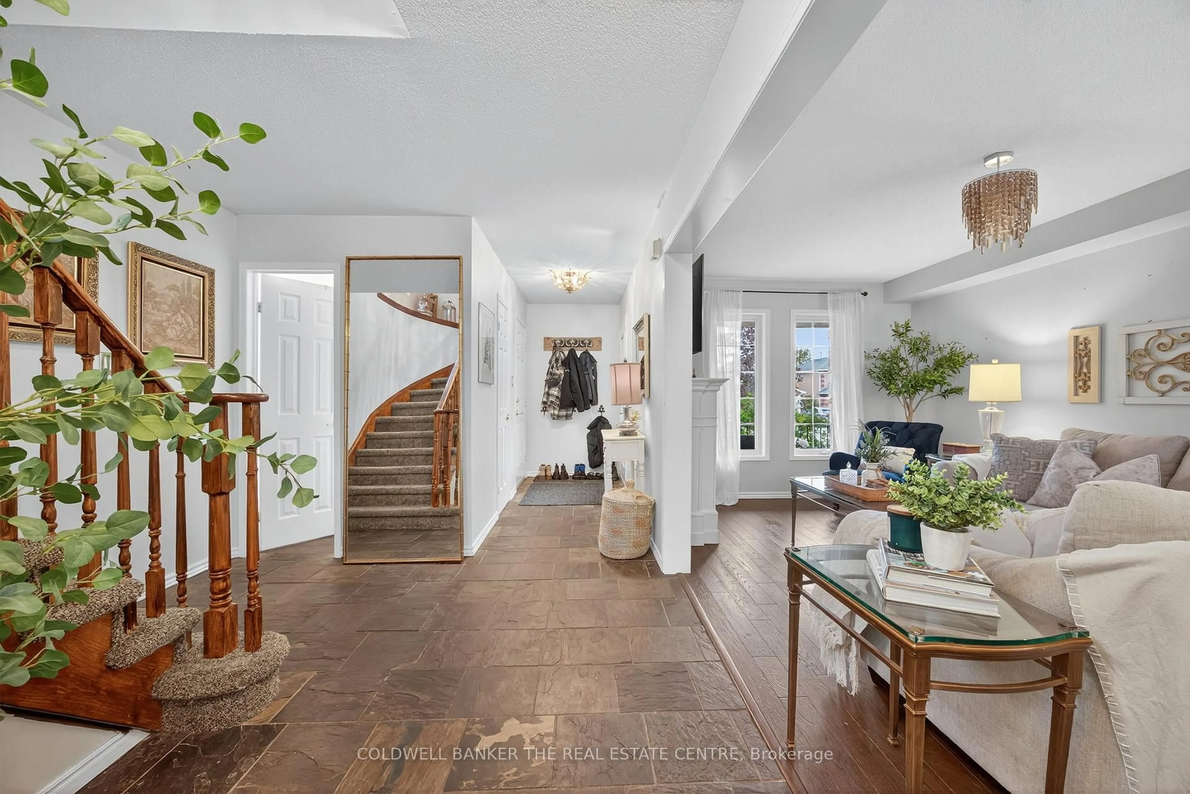 Indoor entryway for 136 Violet St, Barrie Ontario L4N 9M7