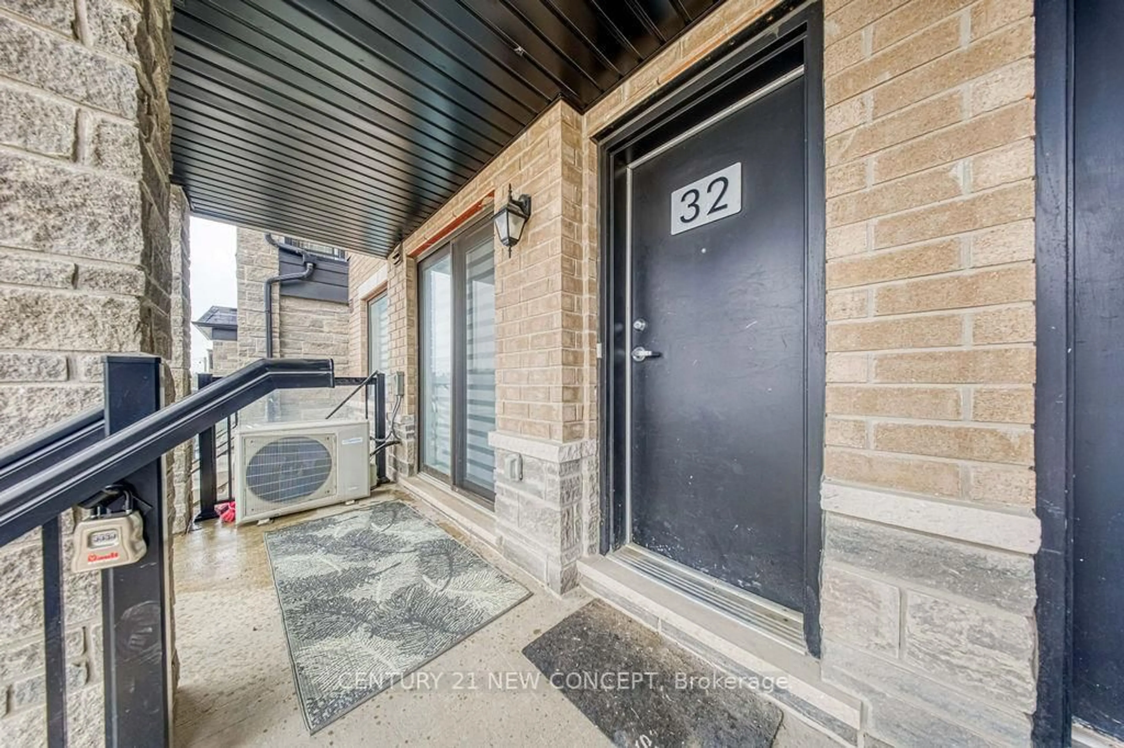 Indoor entryway for 32 Magnolia Lane, Barrie Ontario L9J 0N9
