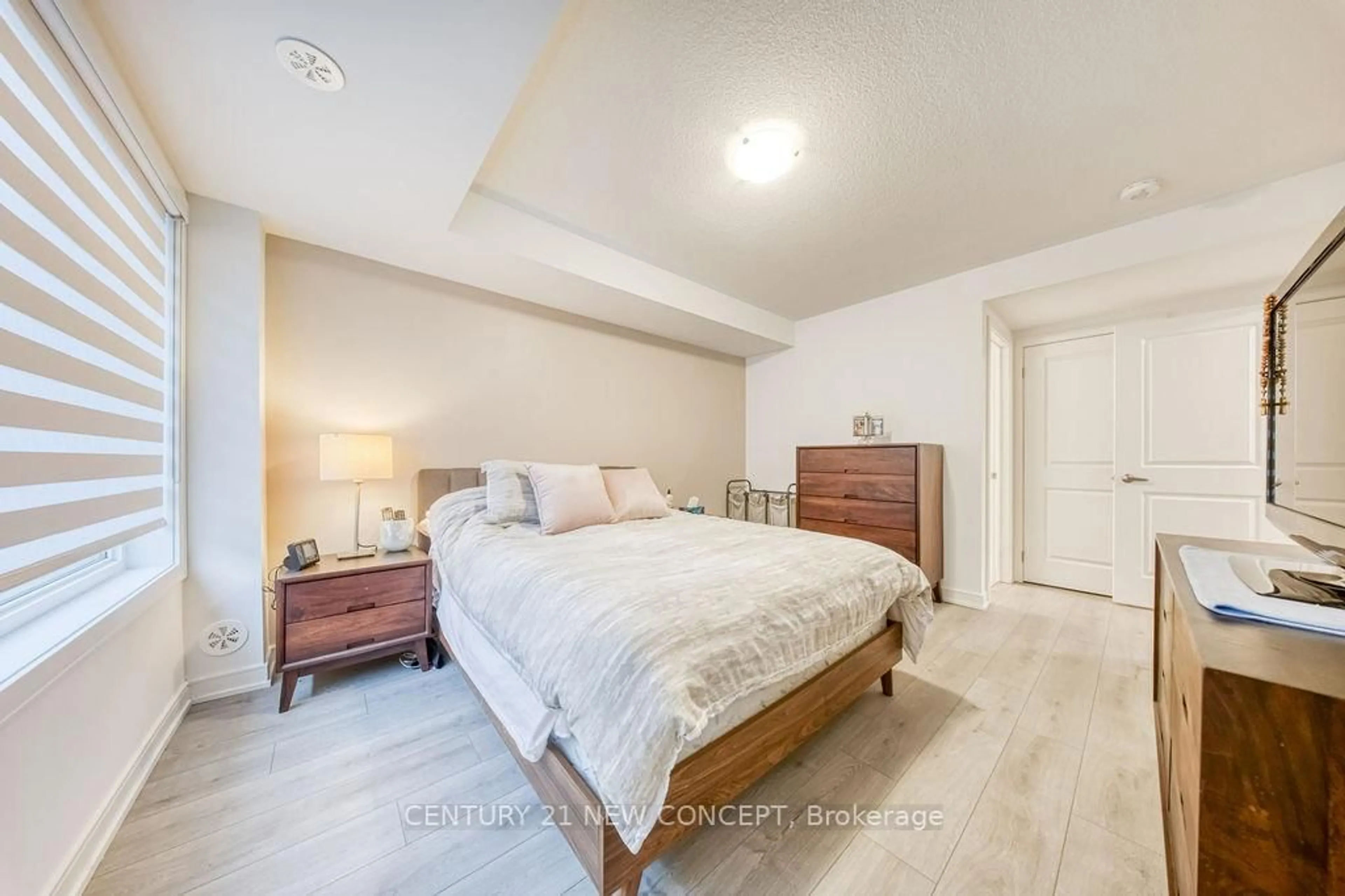 Bedroom with bed, unknown for 32 Magnolia Lane, Barrie Ontario L9J 0N9