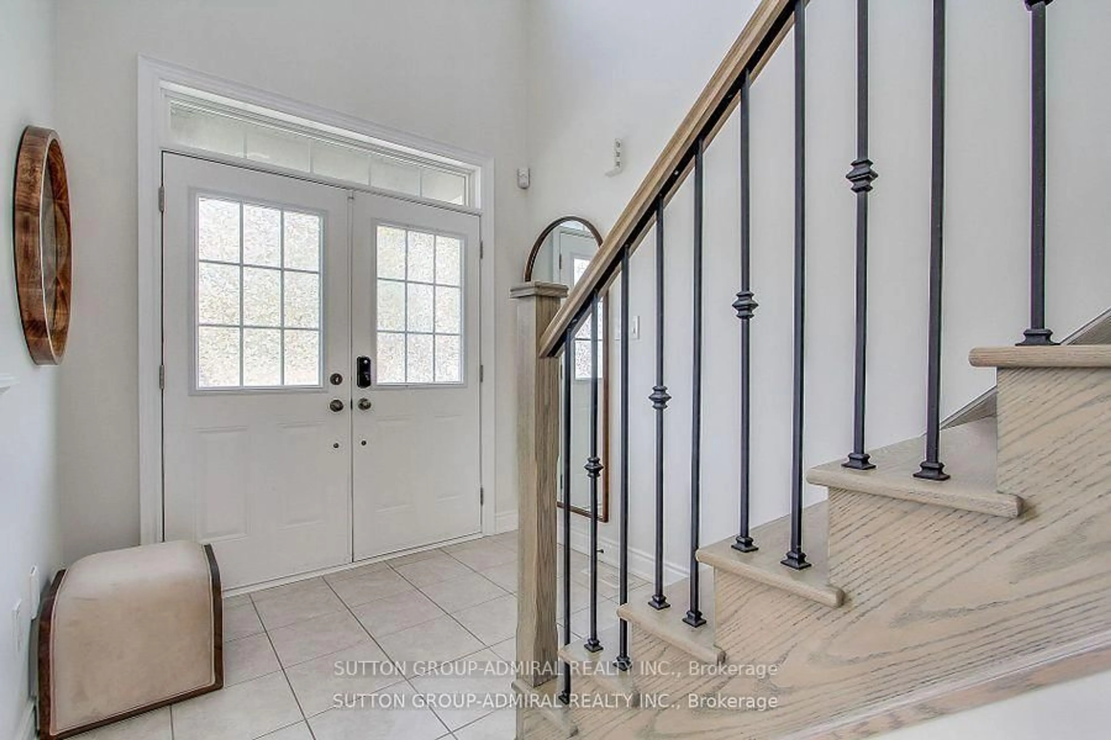 Indoor entryway for 26 Oakmont Ave, Oro-Medonte Ontario L0L 2L0