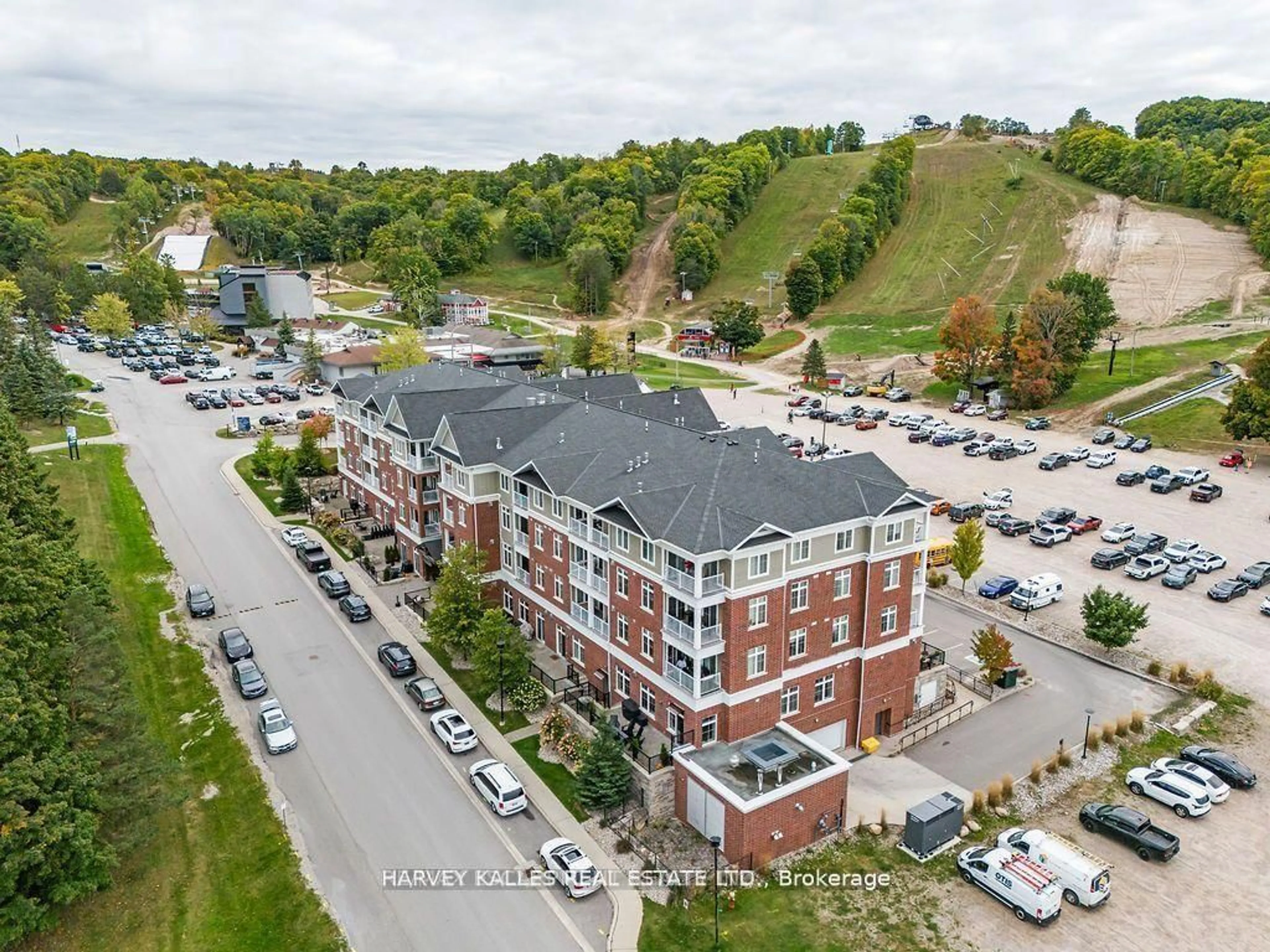 A pic from outside/outdoor area/front of a property/back of a property/a pic from drone, unknown for 40 Horseshoe Blvd #416, Oro-Medonte Ontario L4M 4Y8