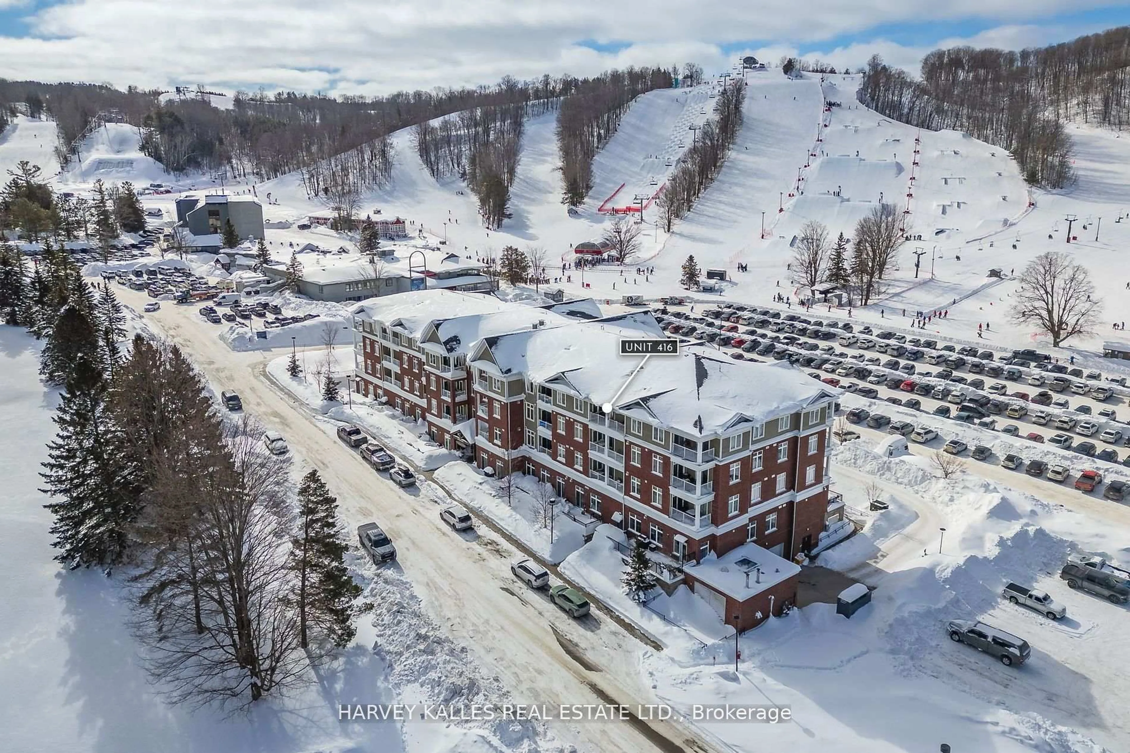 A pic from outside/outdoor area/front of a property/back of a property/a pic from drone, mountain view for 40 Horseshoe Blvd #416, Oro-Medonte Ontario L4M 4Y8