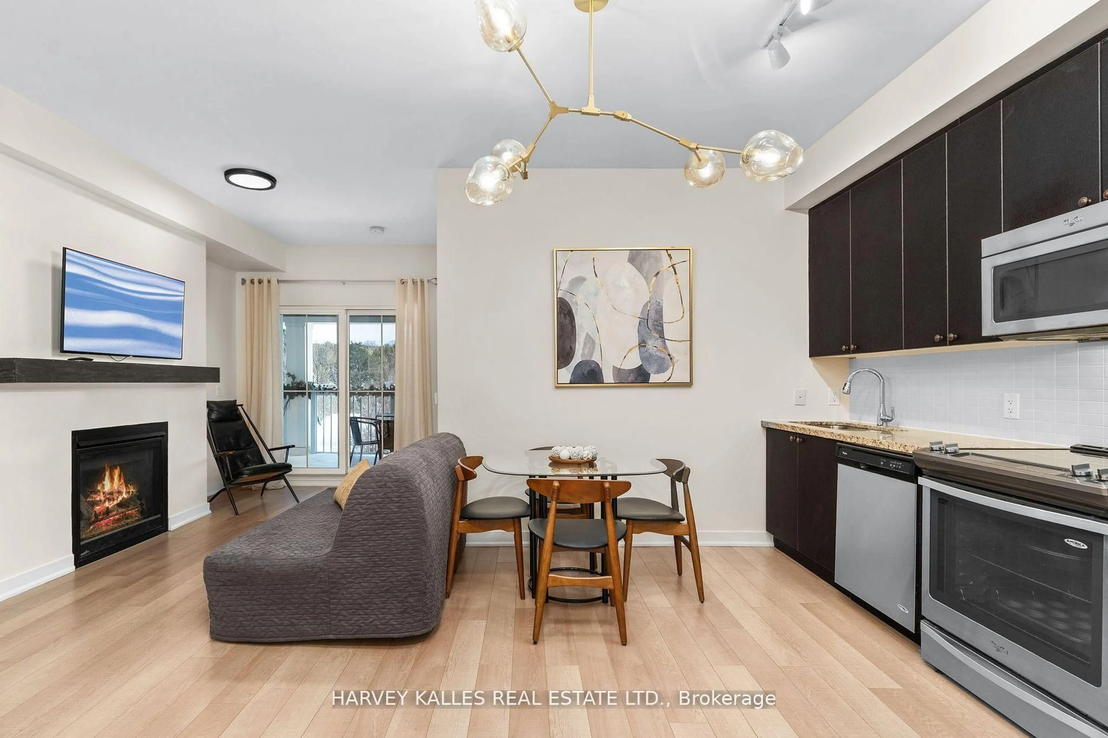 Open concept kitchen, wood/laminate floor for 40 Horseshoe Blvd #416, Oro-Medonte Ontario L4M 4Y8