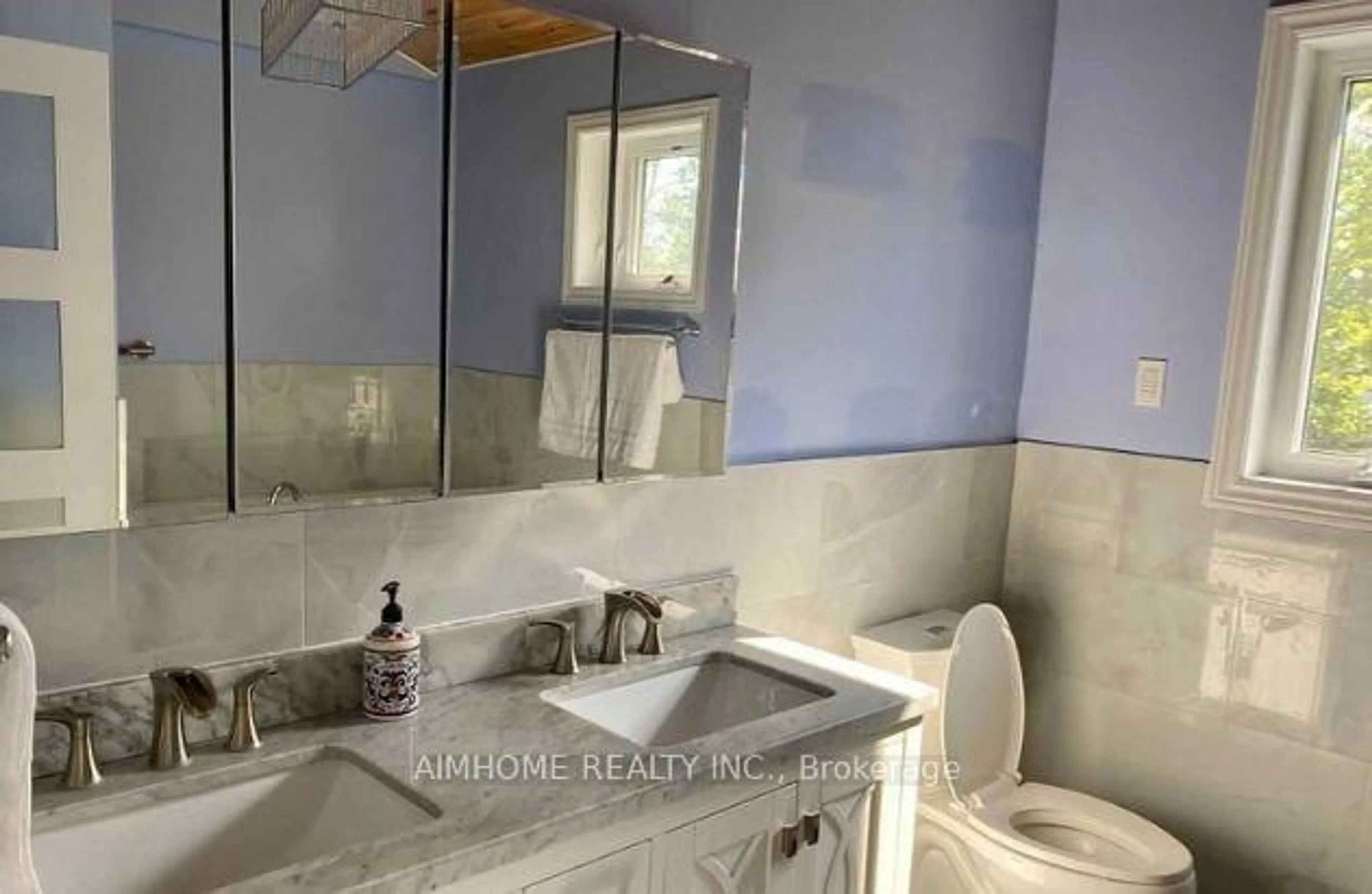 Standard bathroom, ceramic/tile floor for 2858 LAKESHORE Rd, Oro-Medonte Ontario L3V 6H1