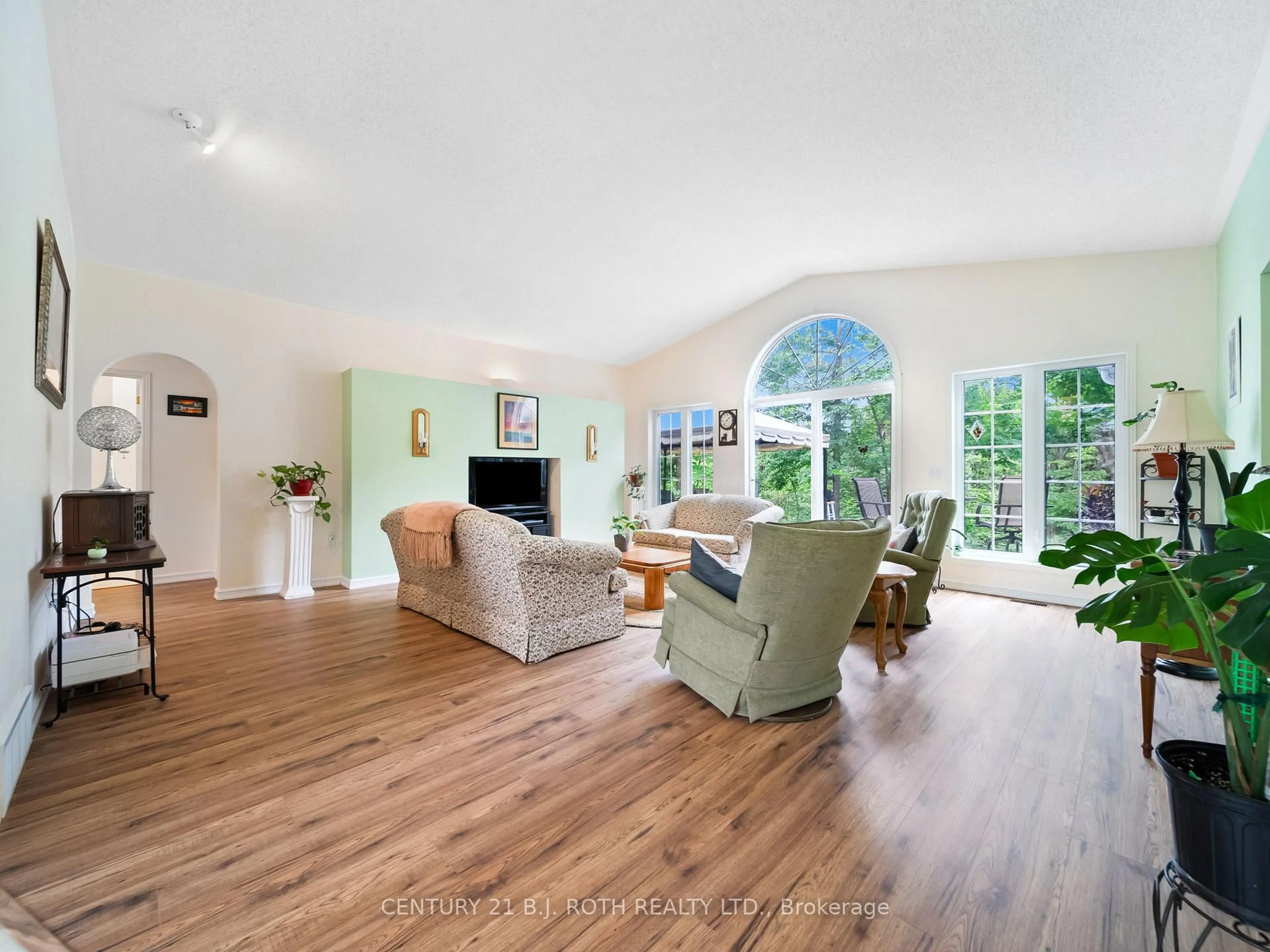 Living room with furniture, unknown for 4 Beechwood Cres, Oro-Medonte Ontario L0L 1T0