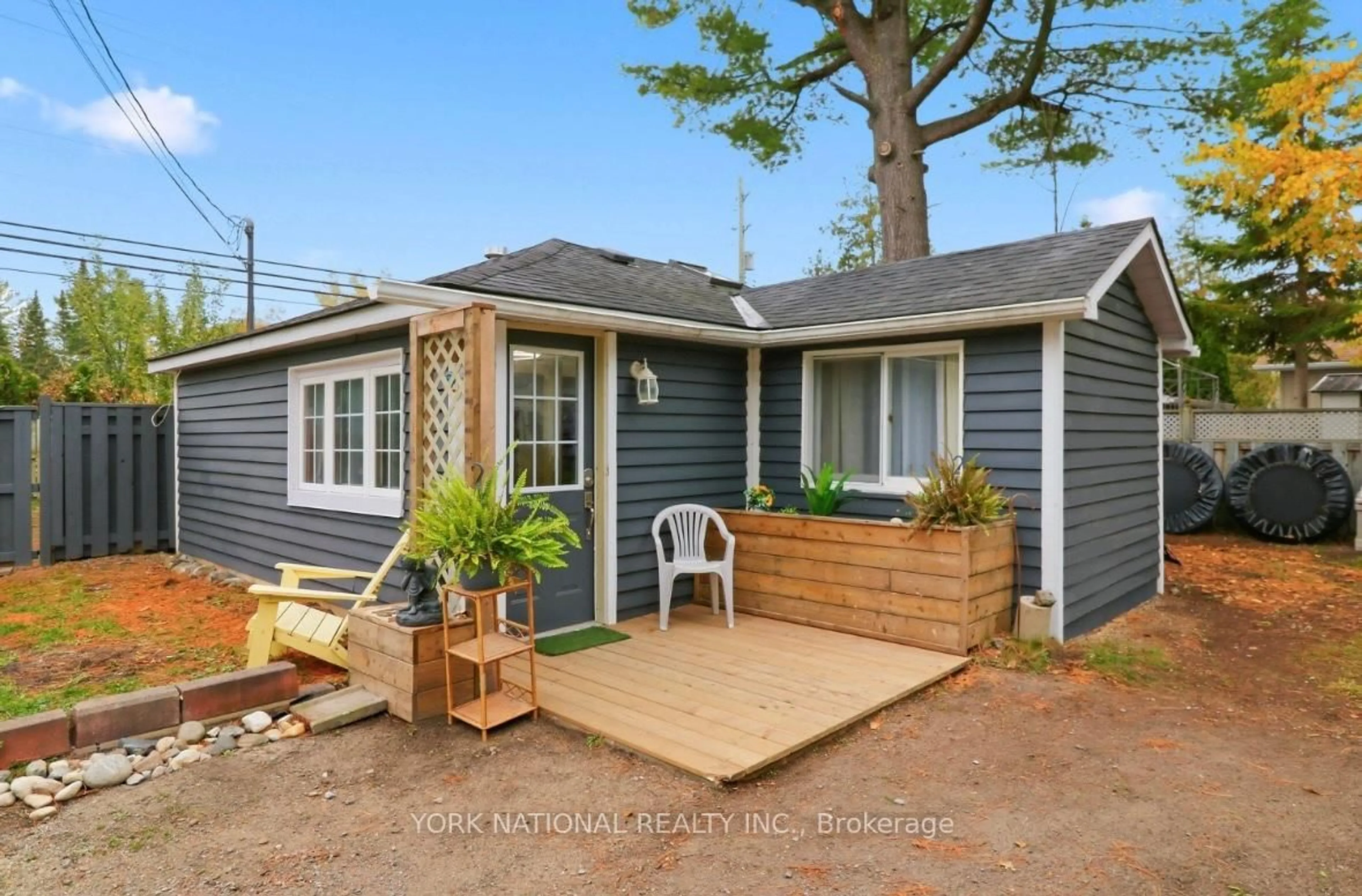 Home with vinyl exterior material, street for 72 57th St, Wasaga Beach Ontario L9Z 1W2