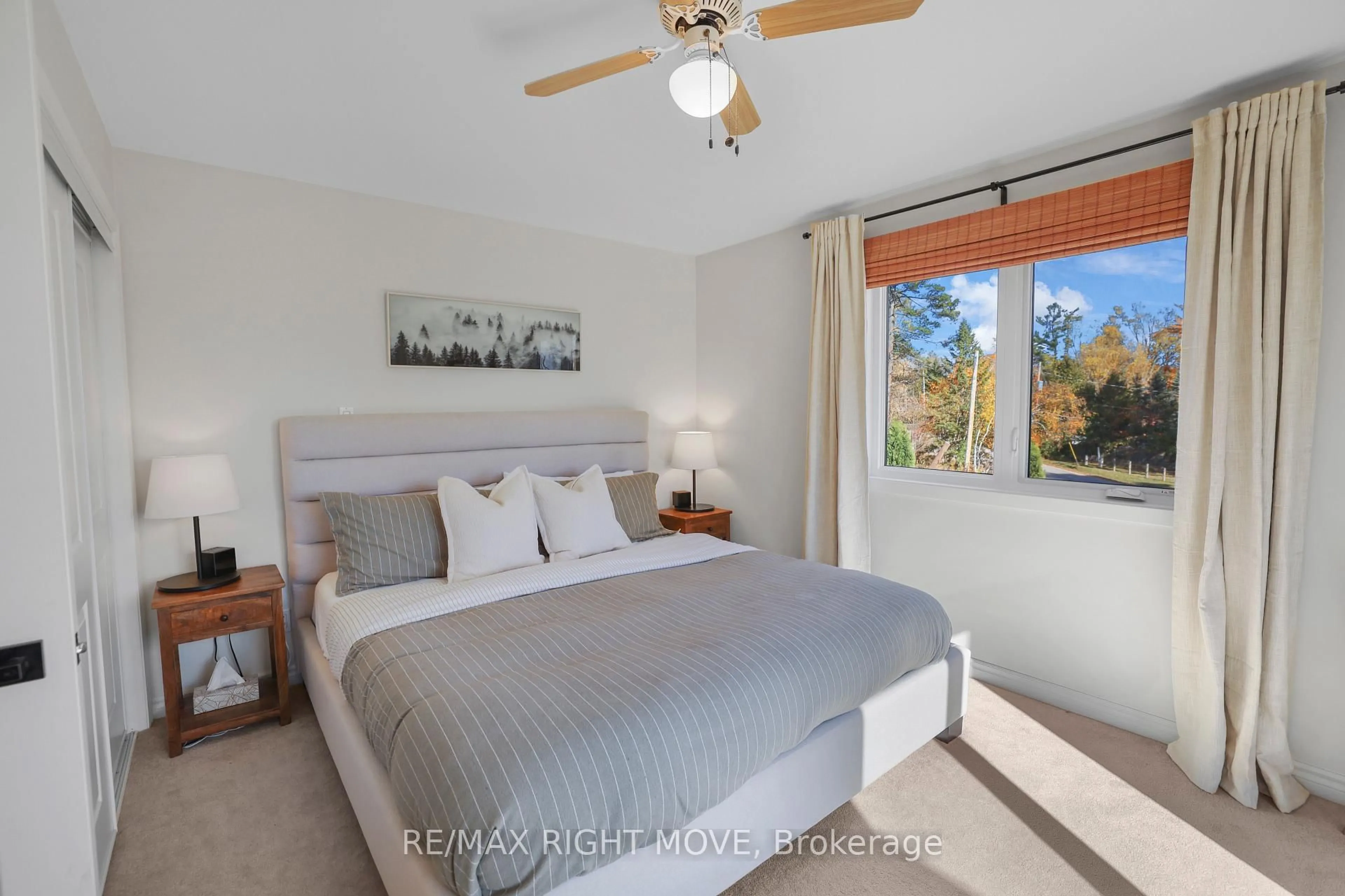 Bedroom with bed, unknown for 2900 Lakeside Dr, Severn Ontario L3V 6H3