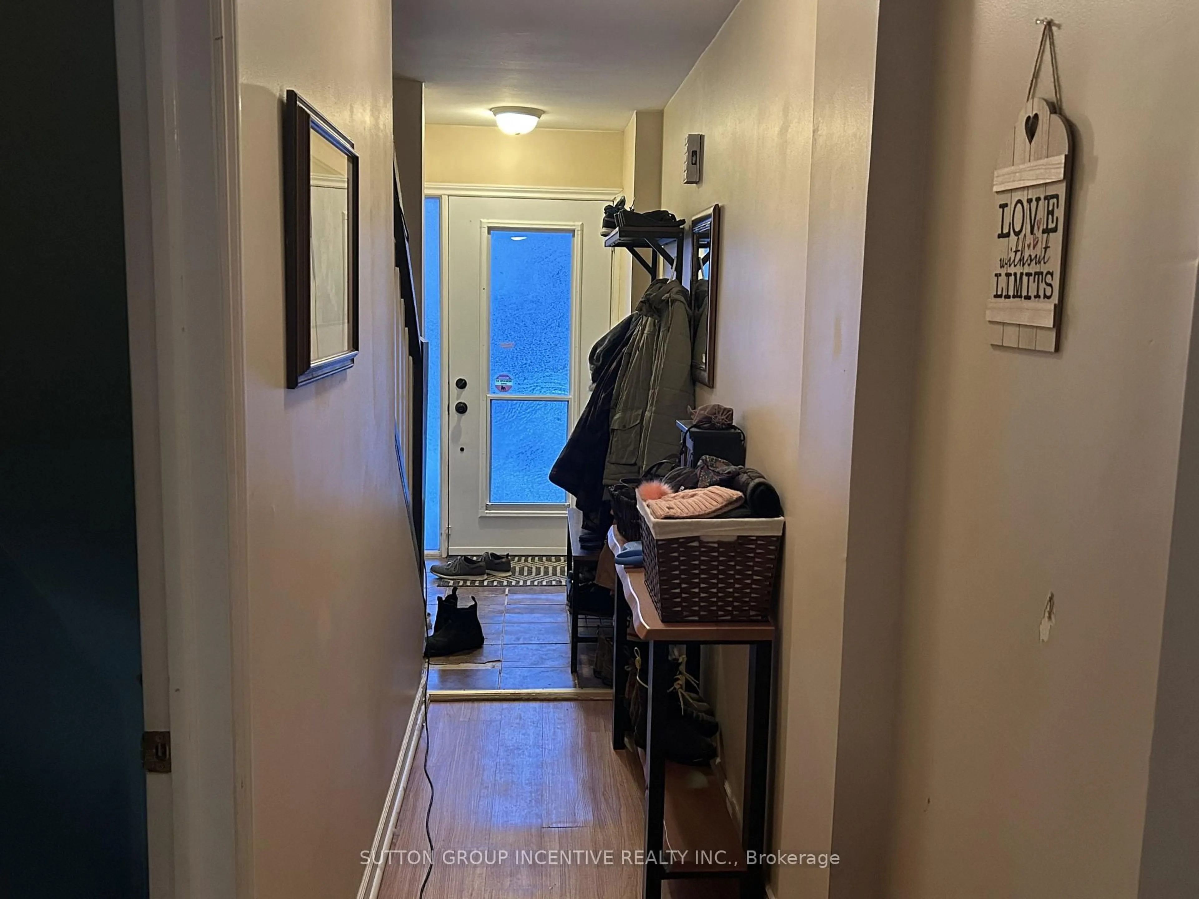 Indoor entryway for 553 Tenth St, Collingwood Ontario L9Y 4K6