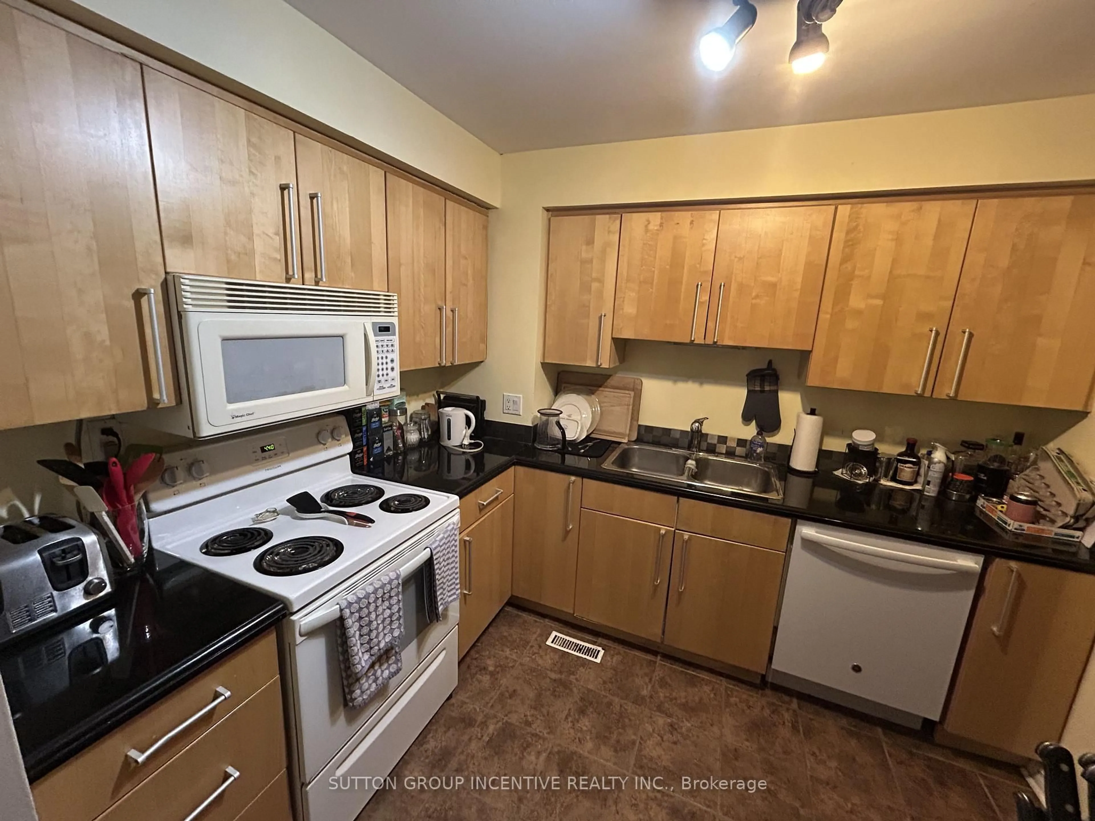 Standard kitchen, unknown for 553 Tenth St, Collingwood Ontario L9Y 4K6