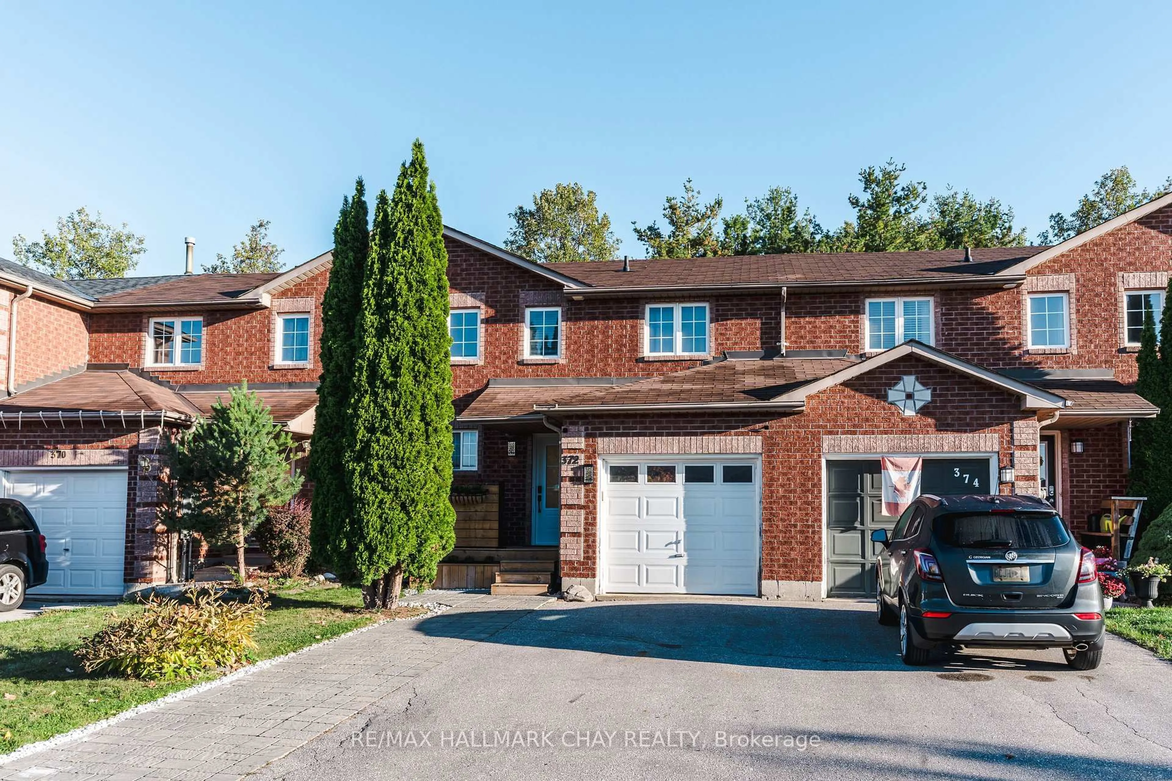 Home with brick exterior material, street for 372 Dunsmore Lane, Barrie Ontario L4M 7B1
