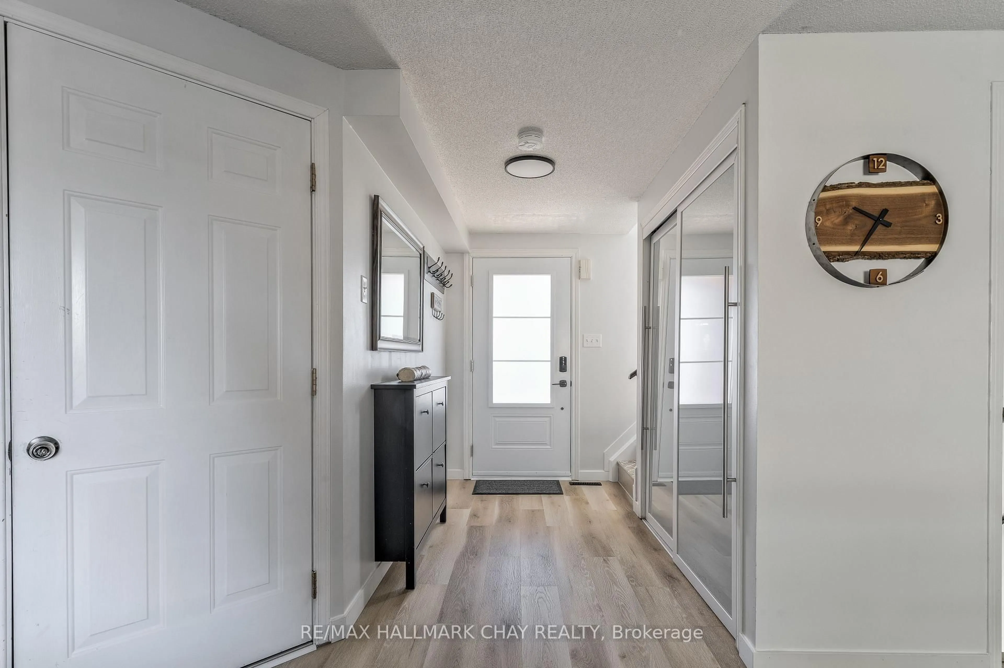 Indoor entryway for 372 Dunsmore Lane, Barrie Ontario L4M 7B1