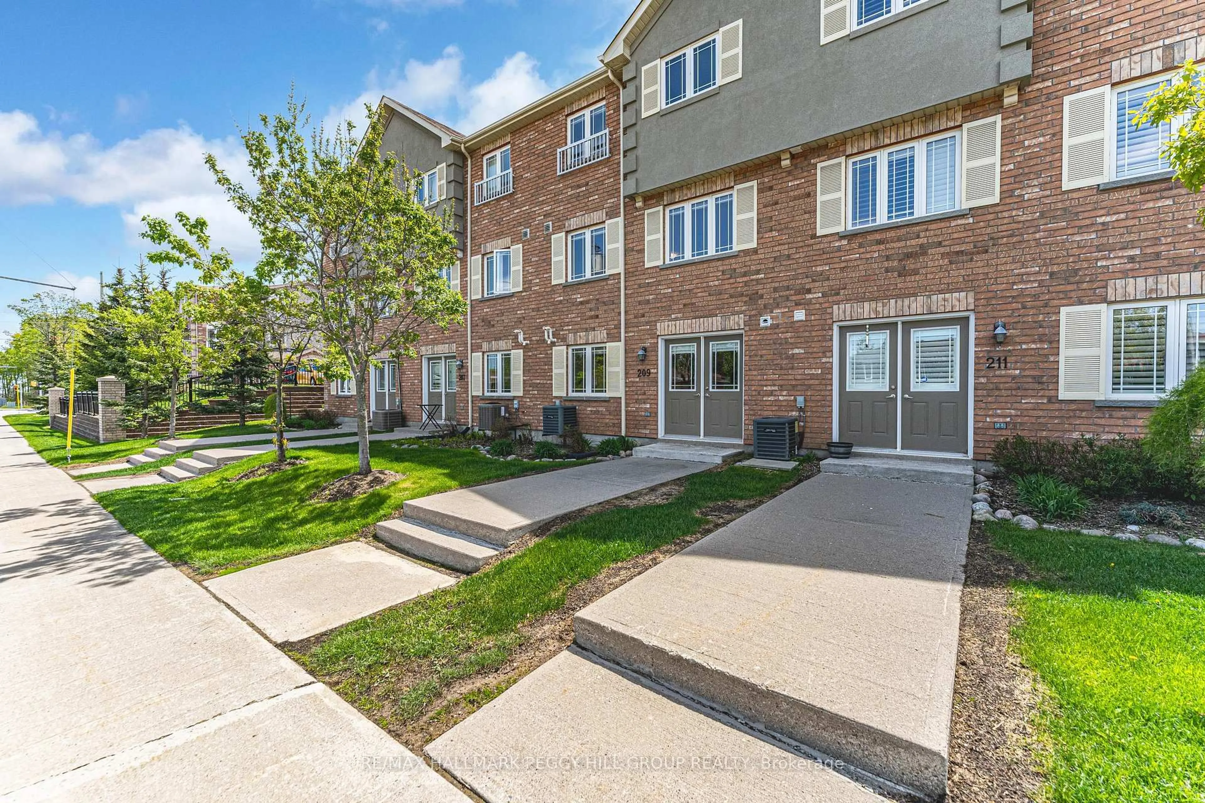 Patio, street for 209 Harvie Rd #35, Barrie Ontario L4N 9P8