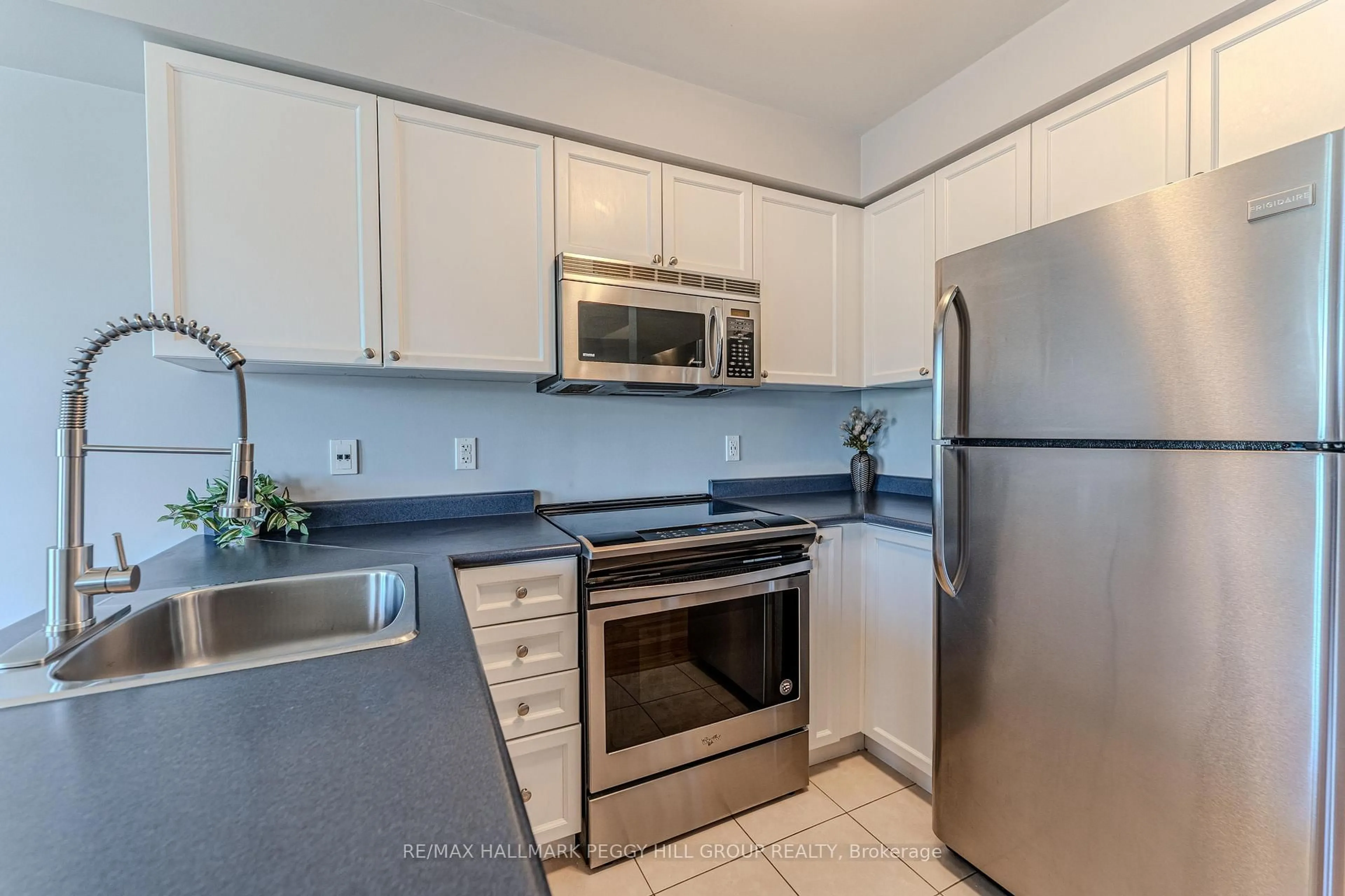 Standard kitchen, ceramic/tile floor for 209 Harvie Rd #35, Barrie Ontario L4N 9P8