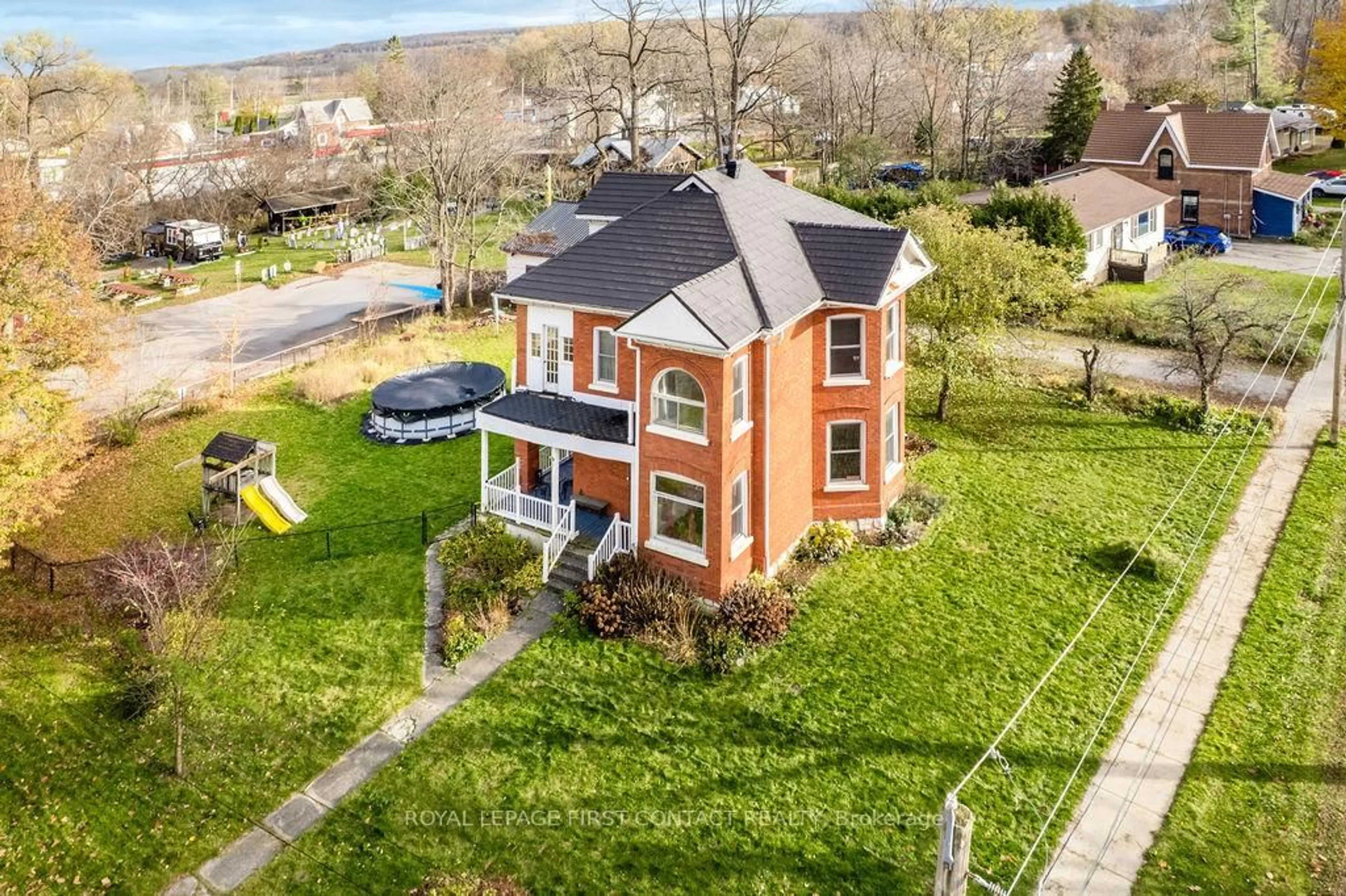 A pic from outside/outdoor area/front of a property/back of a property/a pic from drone, unknown for 5 Mill St, Severn Ontario L0K 1E0