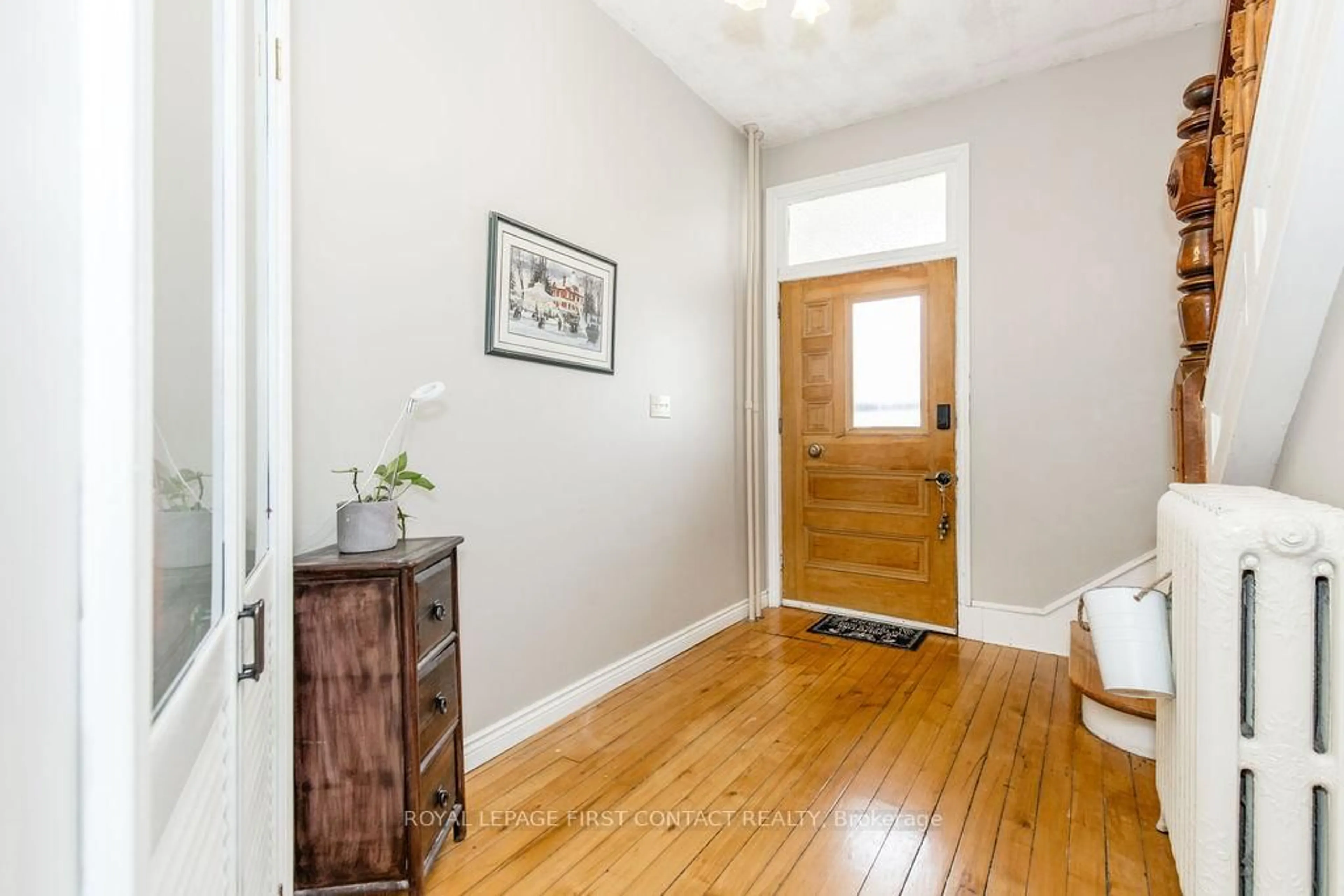 Indoor entryway for 5 Mill St, Severn Ontario L0K 1E0