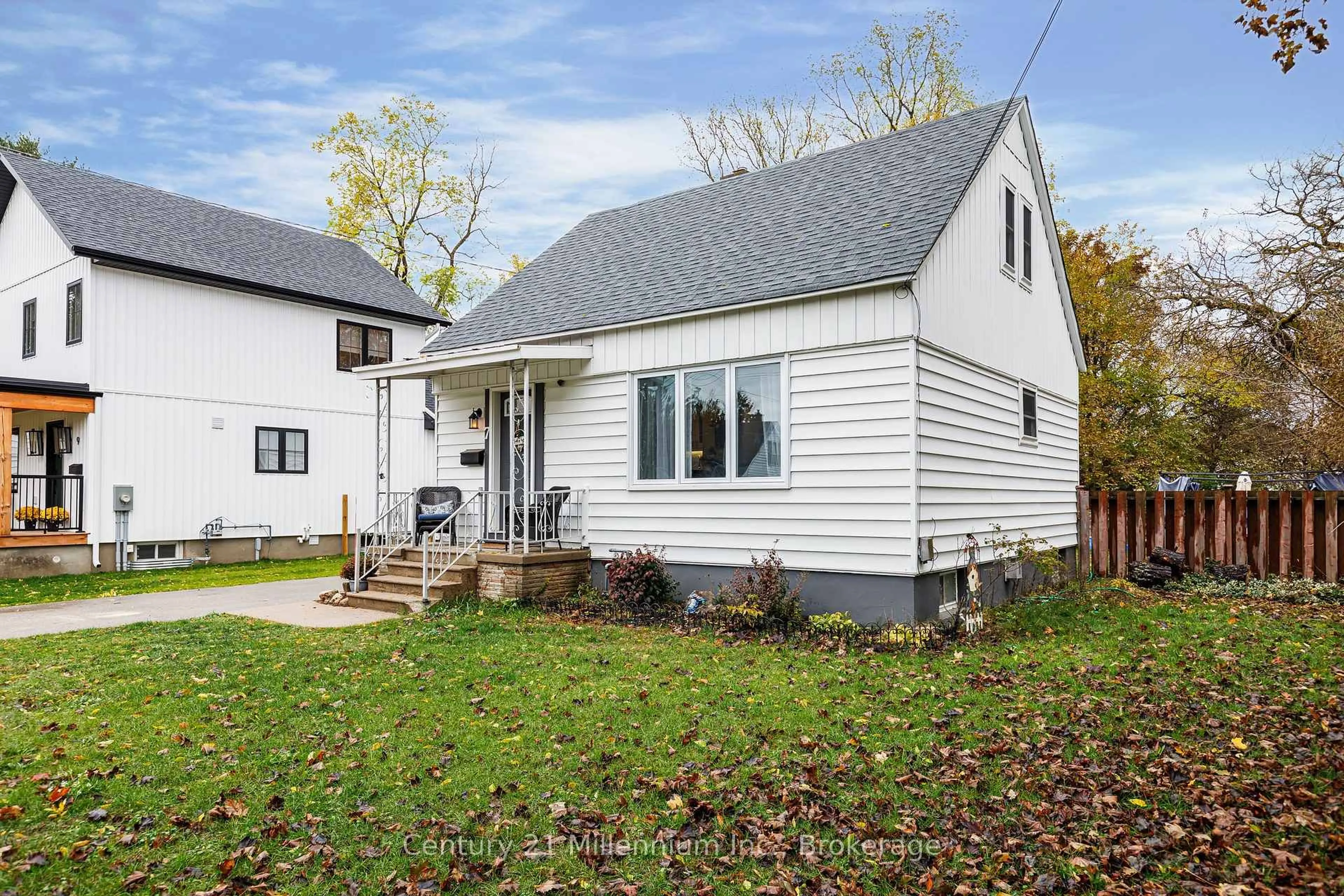 Home with vinyl exterior material, street for 7 Fair St, Collingwood Ontario L9Y 2H6