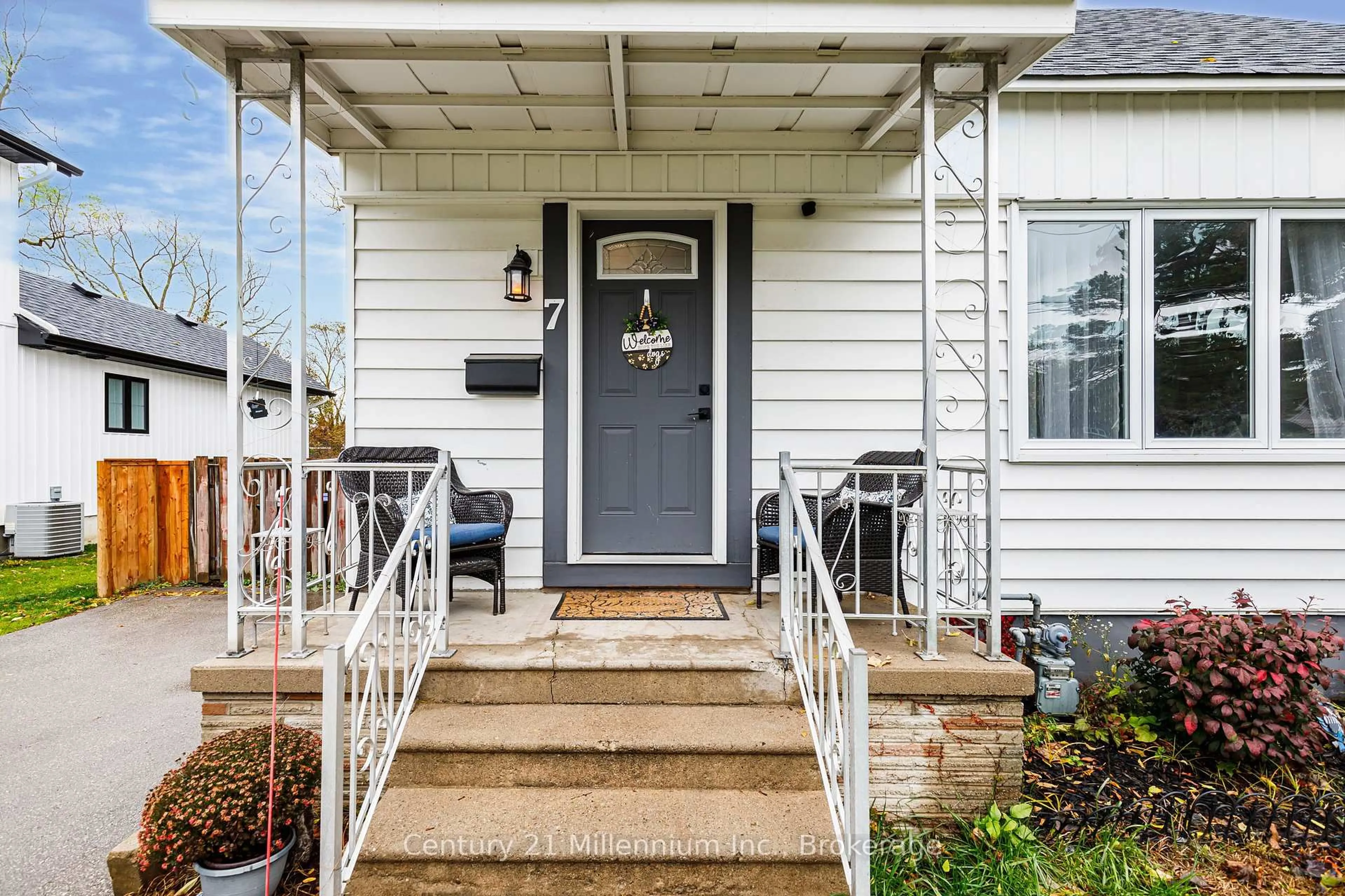 Home with vinyl exterior material, street for 7 Fair St, Collingwood Ontario L9Y 2H6