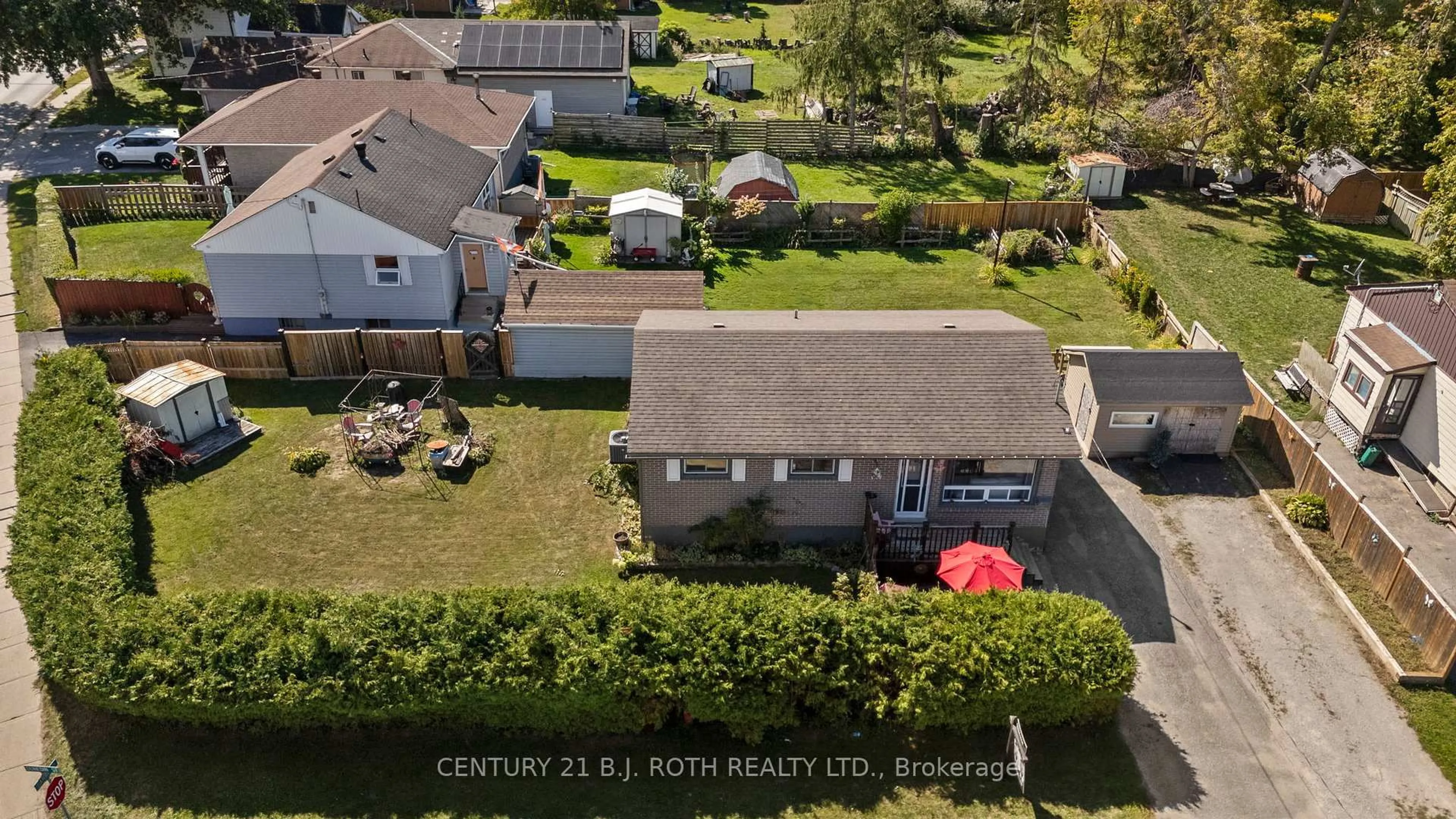 A pic from outside/outdoor area/front of a property/back of a property/a pic from drone, street for 186 DUNEDIN St, Orillia Ontario L3V 5T9