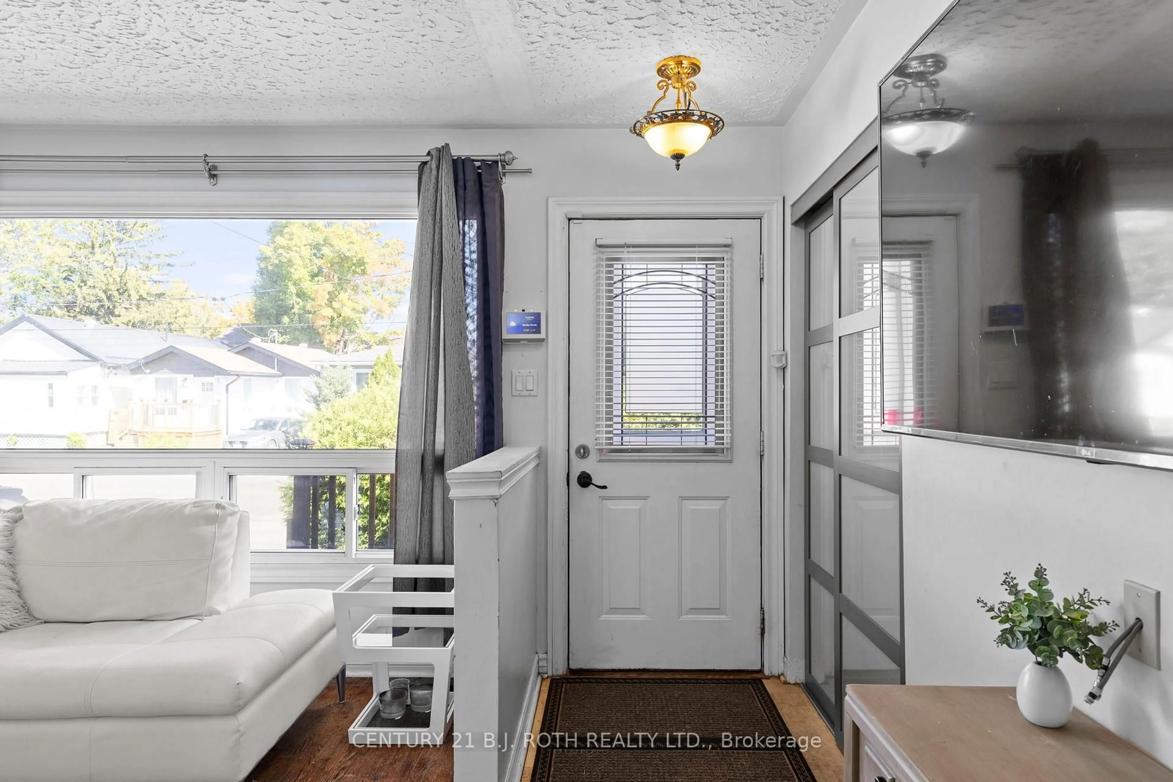 Indoor entryway for 186 DUNEDIN St, Orillia Ontario L3V 5T9