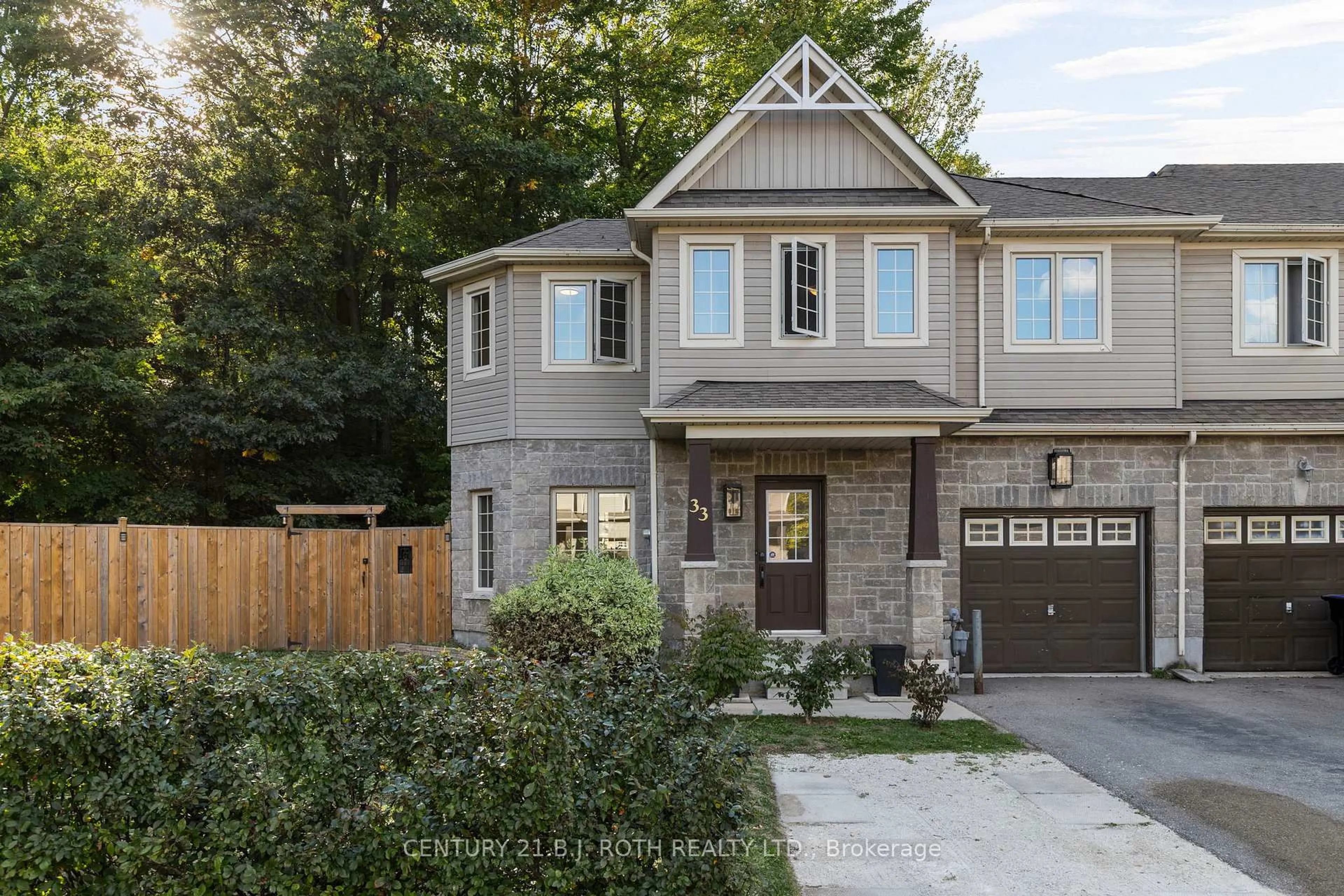 Home with brick exterior material, street for 33 ARCADIA Rd, Wasaga Beach Ontario L9Z 3C7