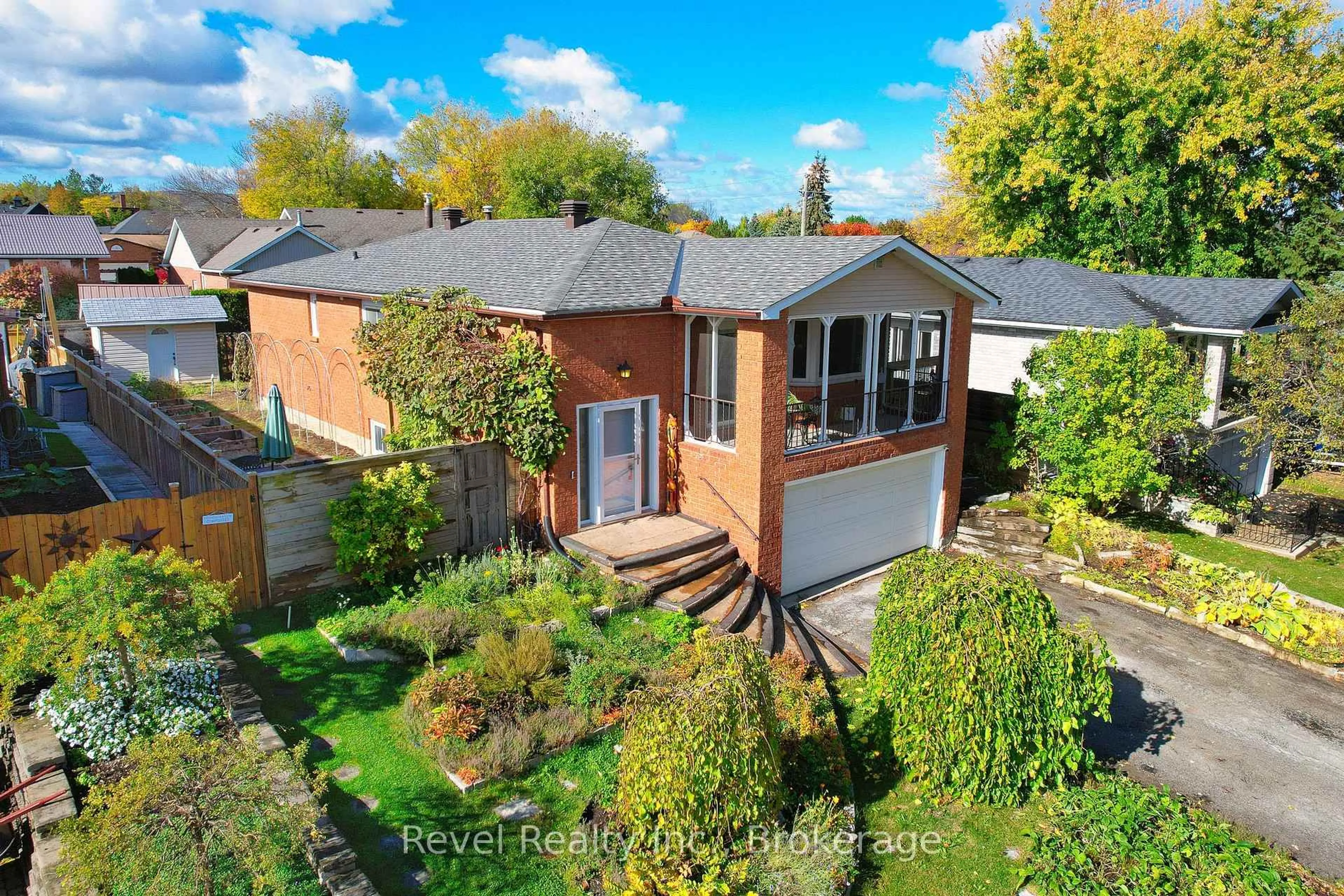 A pic from outside/outdoor area/front of a property/back of a property/a pic from drone, street for 4 Teskey Crt, Collingwood Ontario L9Y 4R9