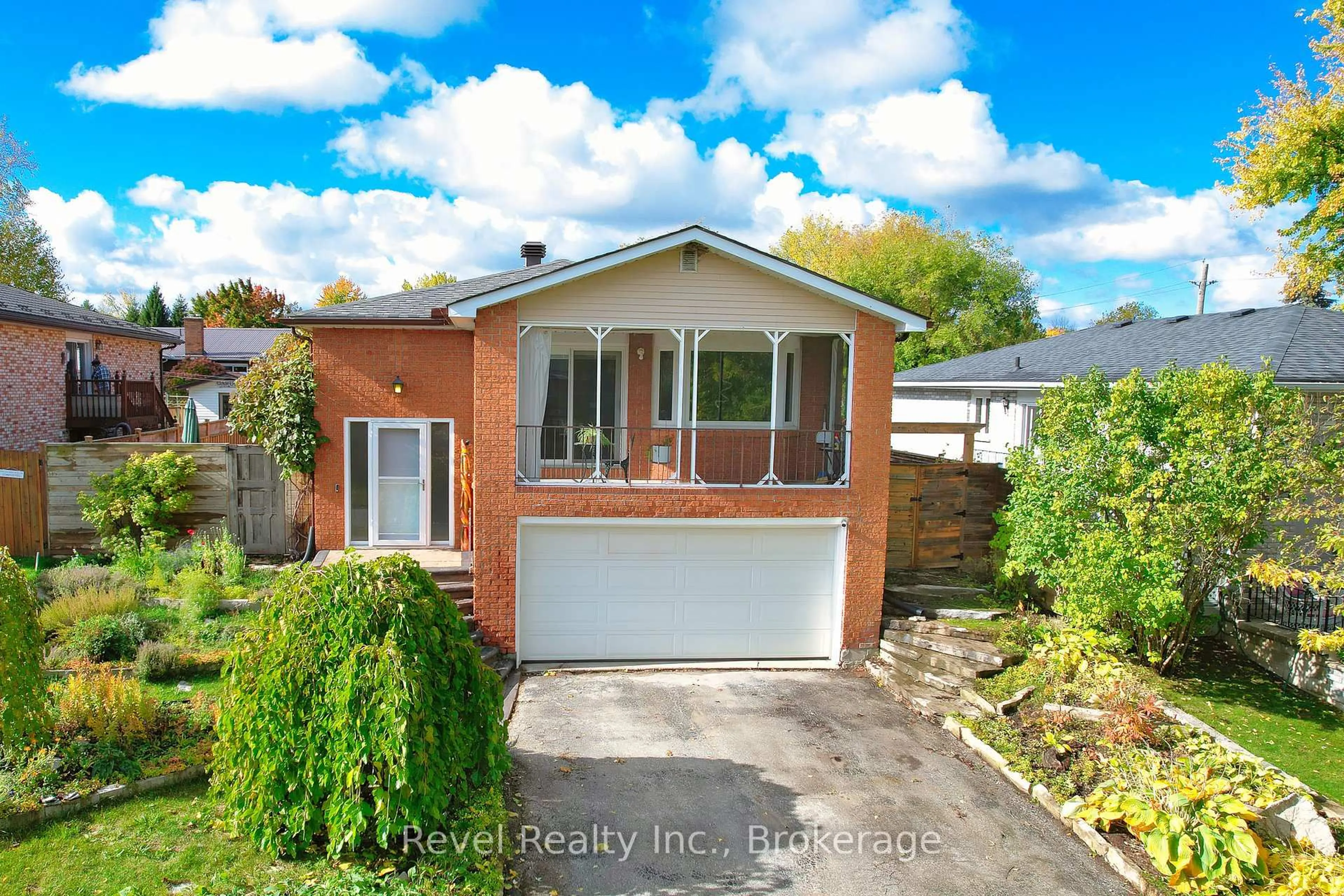 A pic from outside/outdoor area/front of a property/back of a property/a pic from drone, street for 4 Teskey Crt, Collingwood Ontario L9Y 4R9