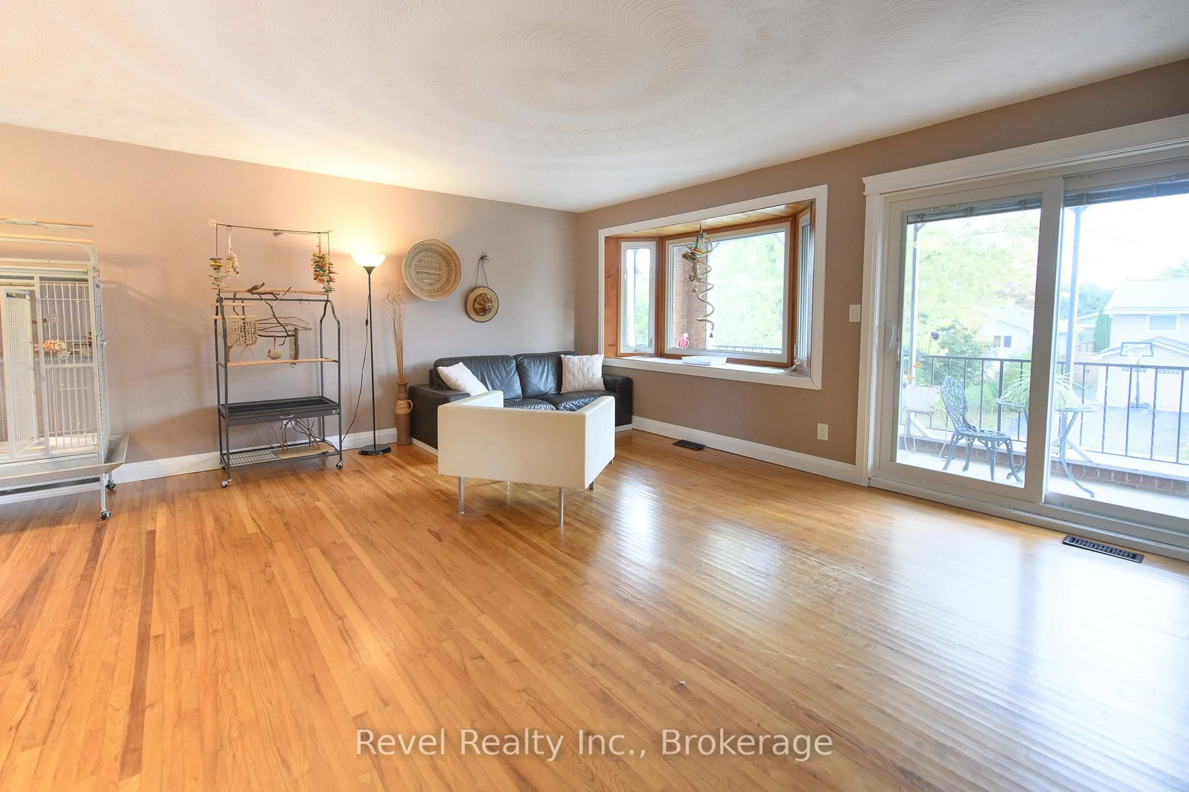 Living room with furniture, wood/laminate floor for 4 Teskey Crt, Collingwood Ontario L9Y 4R9