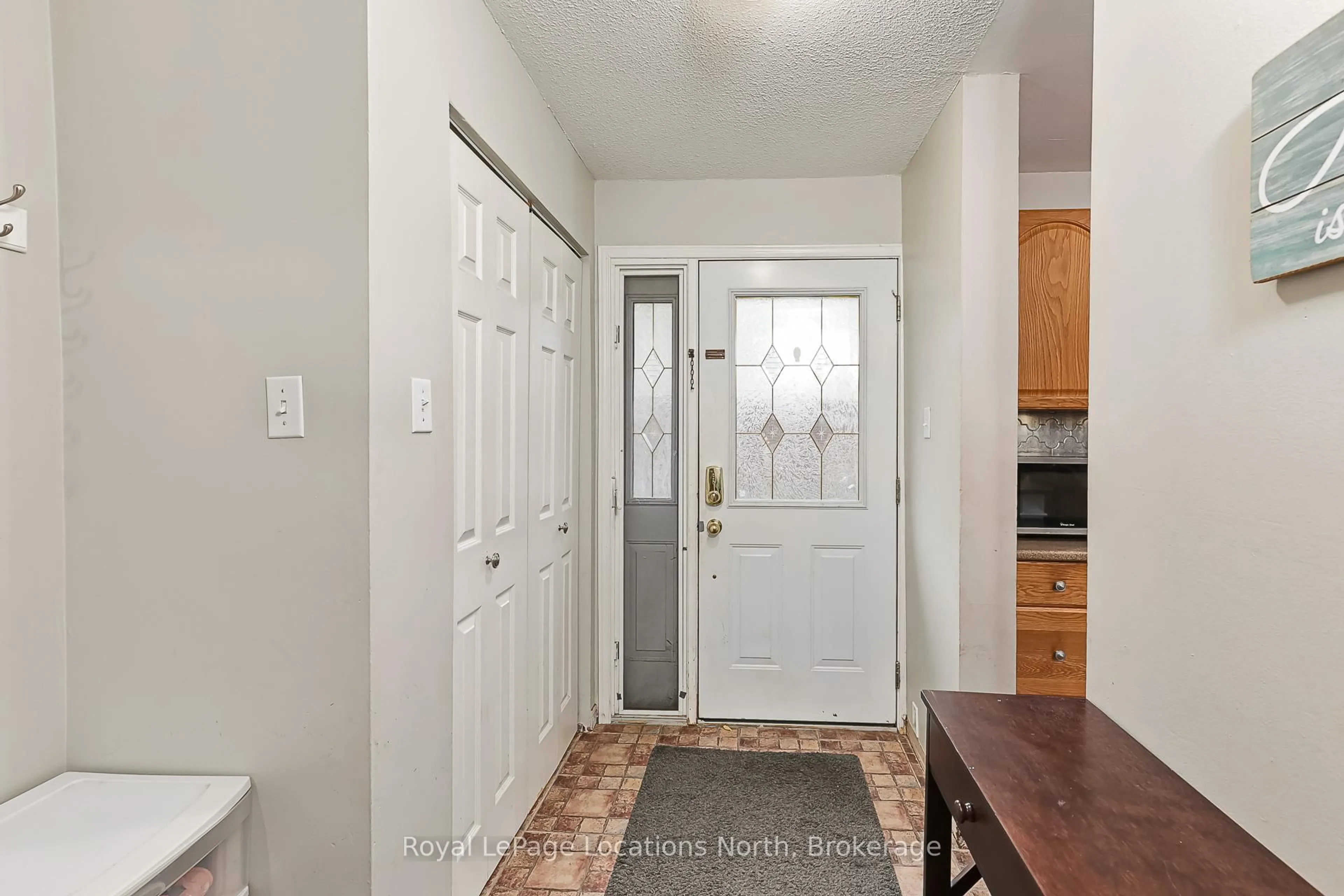 Indoor entryway for 590 Tenth St, Collingwood Ontario L9Y 4C1