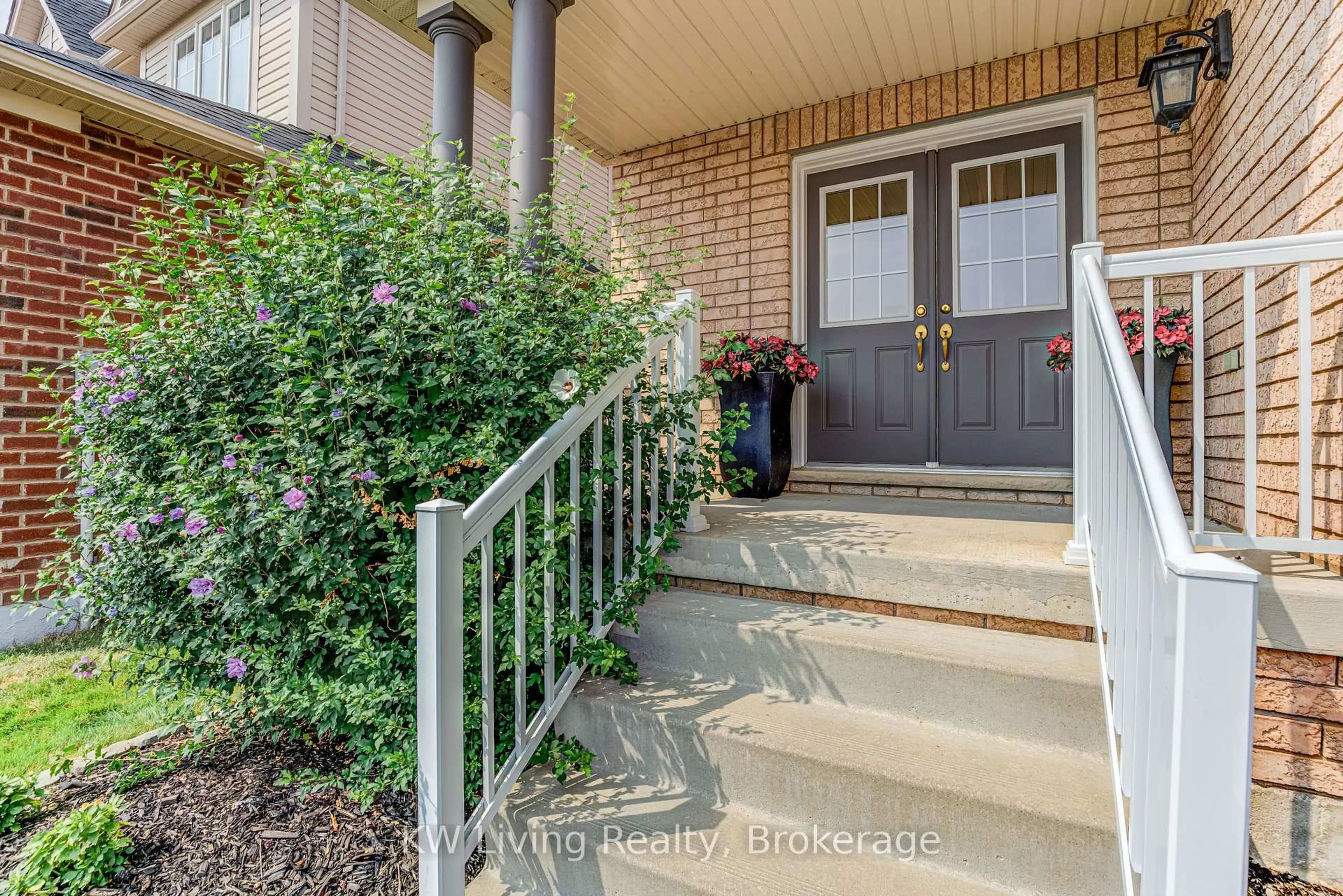 Indoor entryway for 14 Charlemagne Ave, Barrie Ontario L4M 0A9