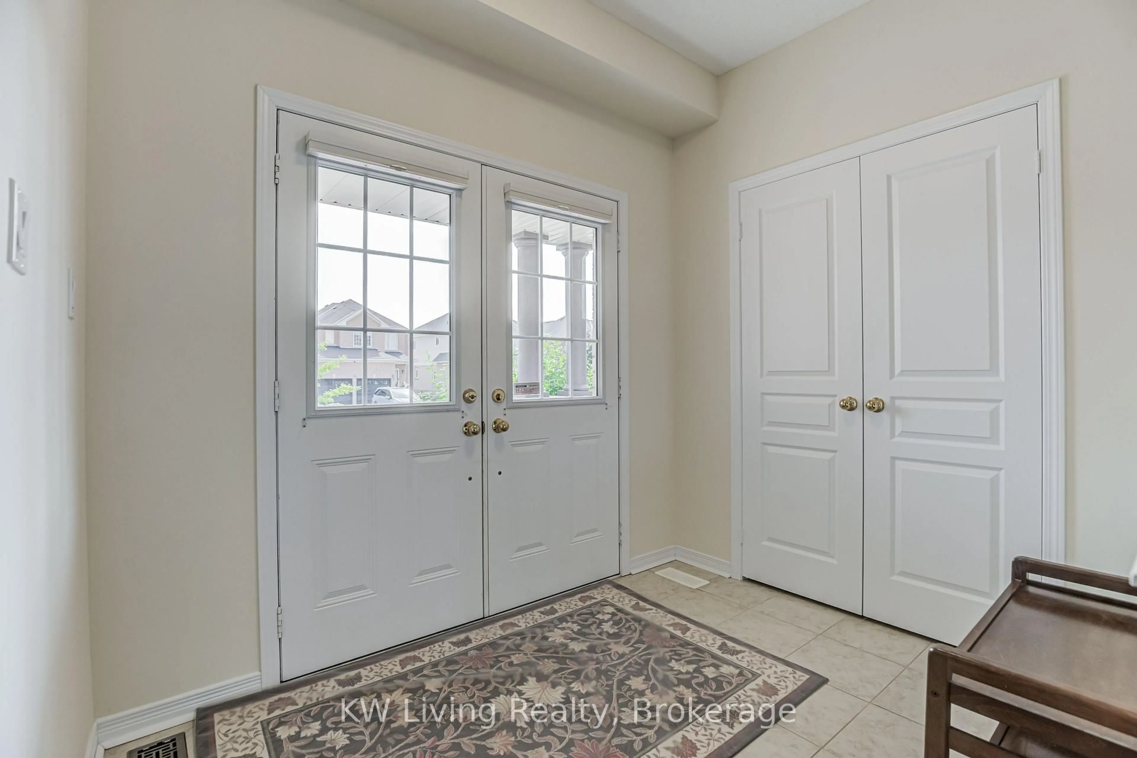 Indoor entryway for 14 Charlemagne Ave, Barrie Ontario L4M 0A9