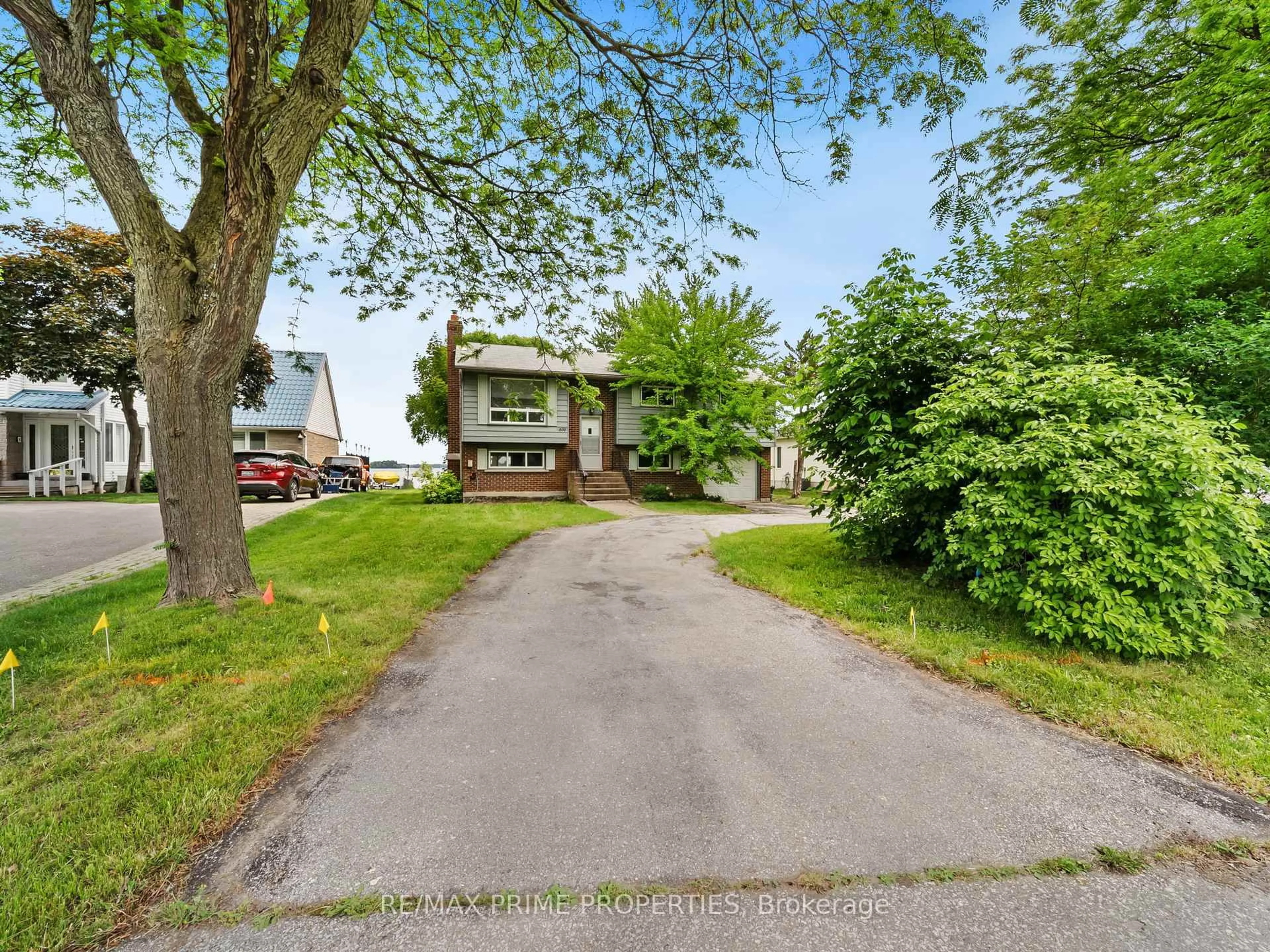 A pic from outside/outdoor area/front of a property/back of a property/a pic from drone, street for 691 Glen Cres, Orillia Ontario L3V 6R2