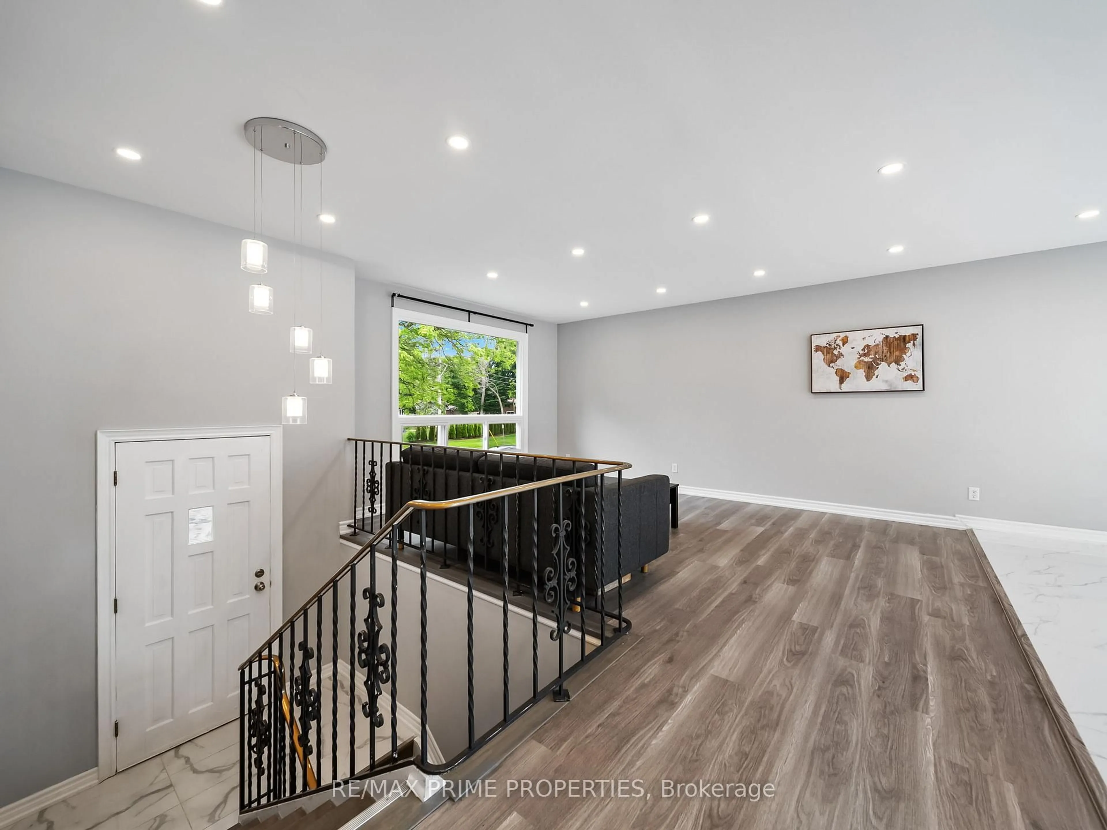 Indoor entryway for 691 Glen Cres, Orillia Ontario L3V 6R2