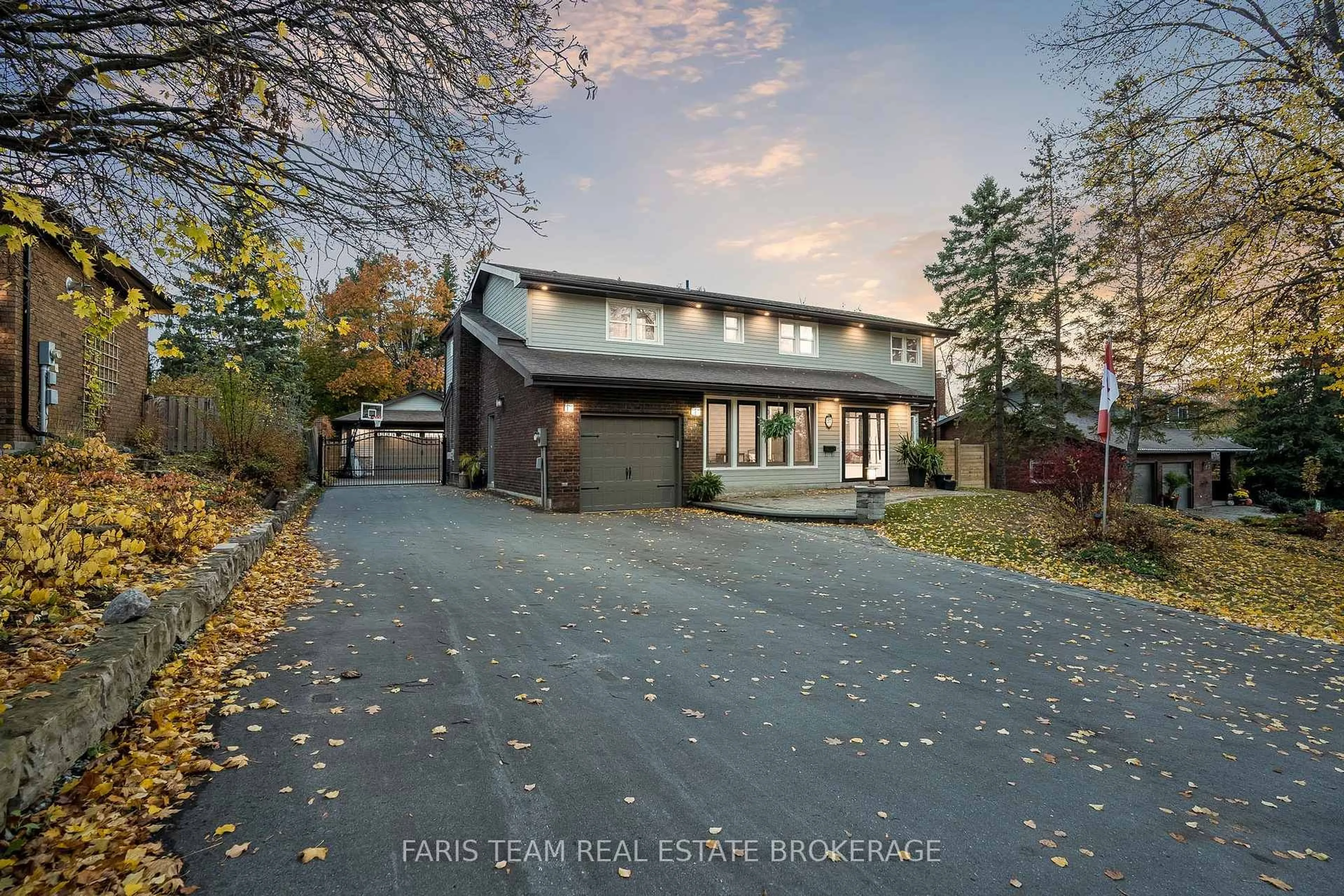 A pic from outside/outdoor area/front of a property/back of a property/a pic from drone, street for 27 Garrett Cres, Barrie Ontario L4M 5K7