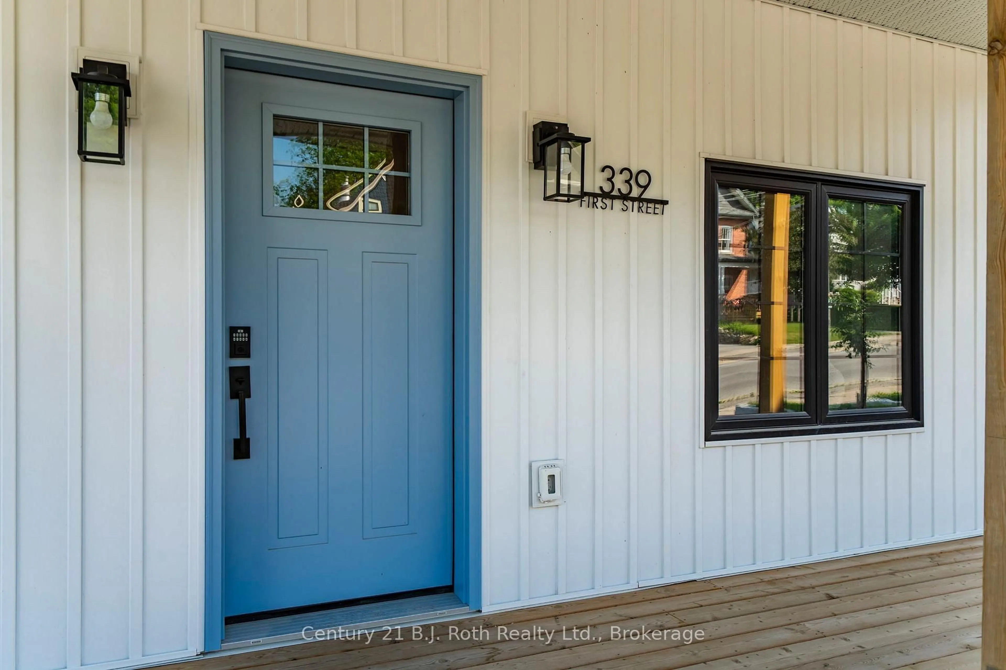 Indoor entryway for 339 First St, Midland Ontario L4R 3P3