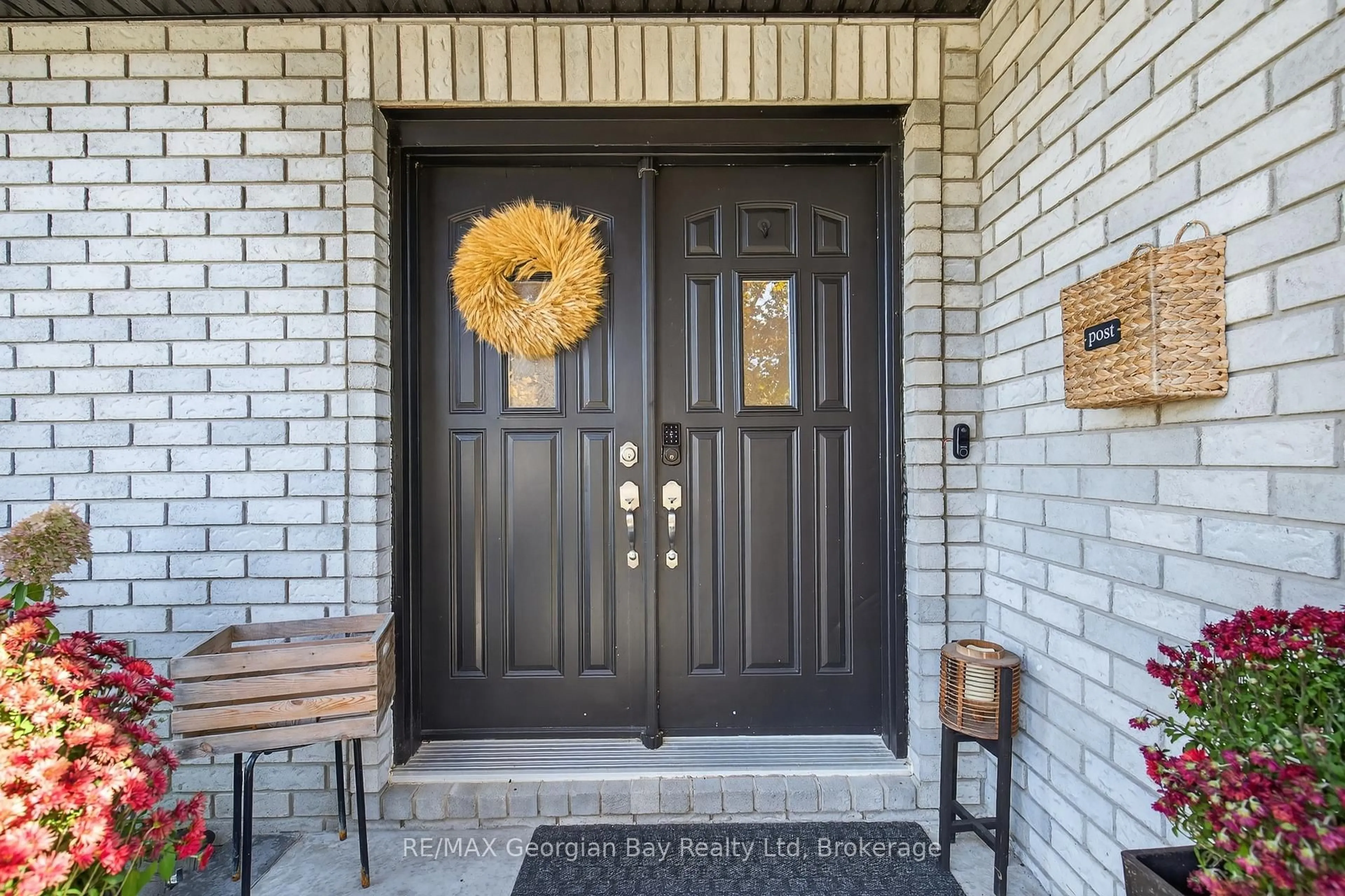 Indoor entryway for 15 Lorne Ave, Penetanguishene Ontario L9M 1B1