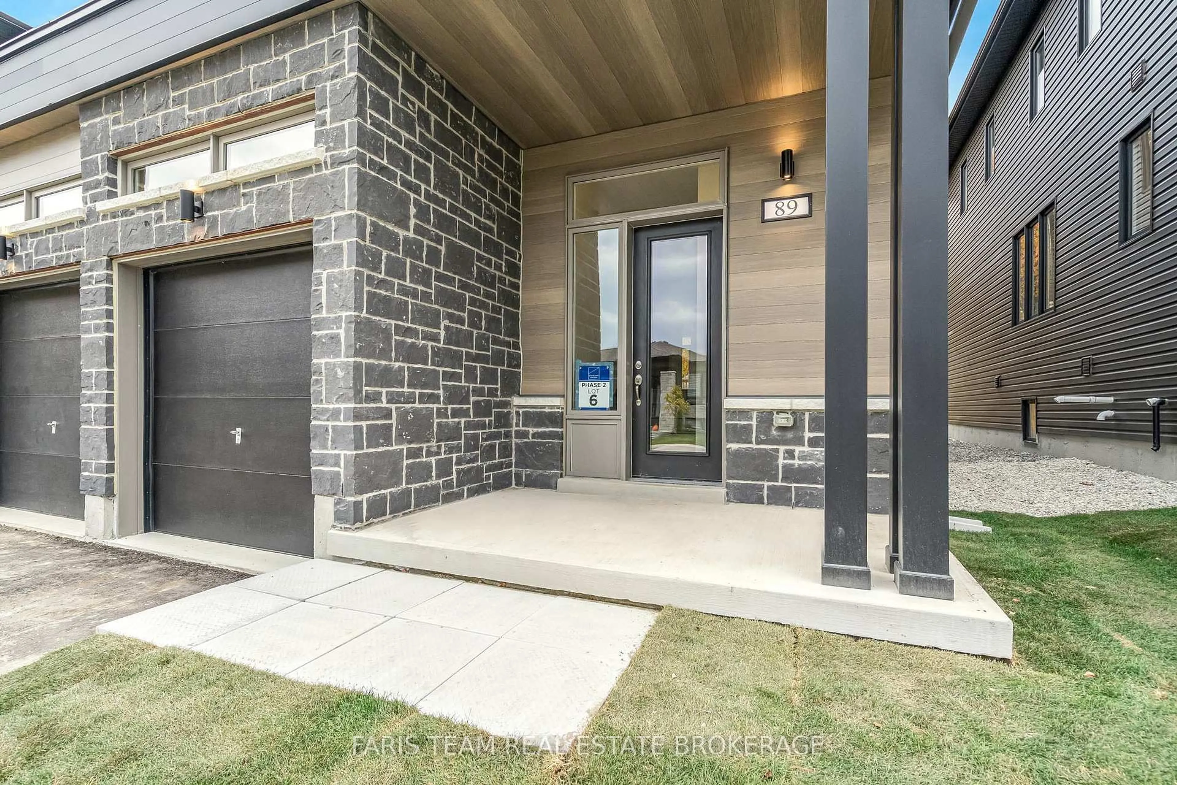 Indoor entryway for 89 Berkely St, Wasaga Beach Ontario L9Z 2N5