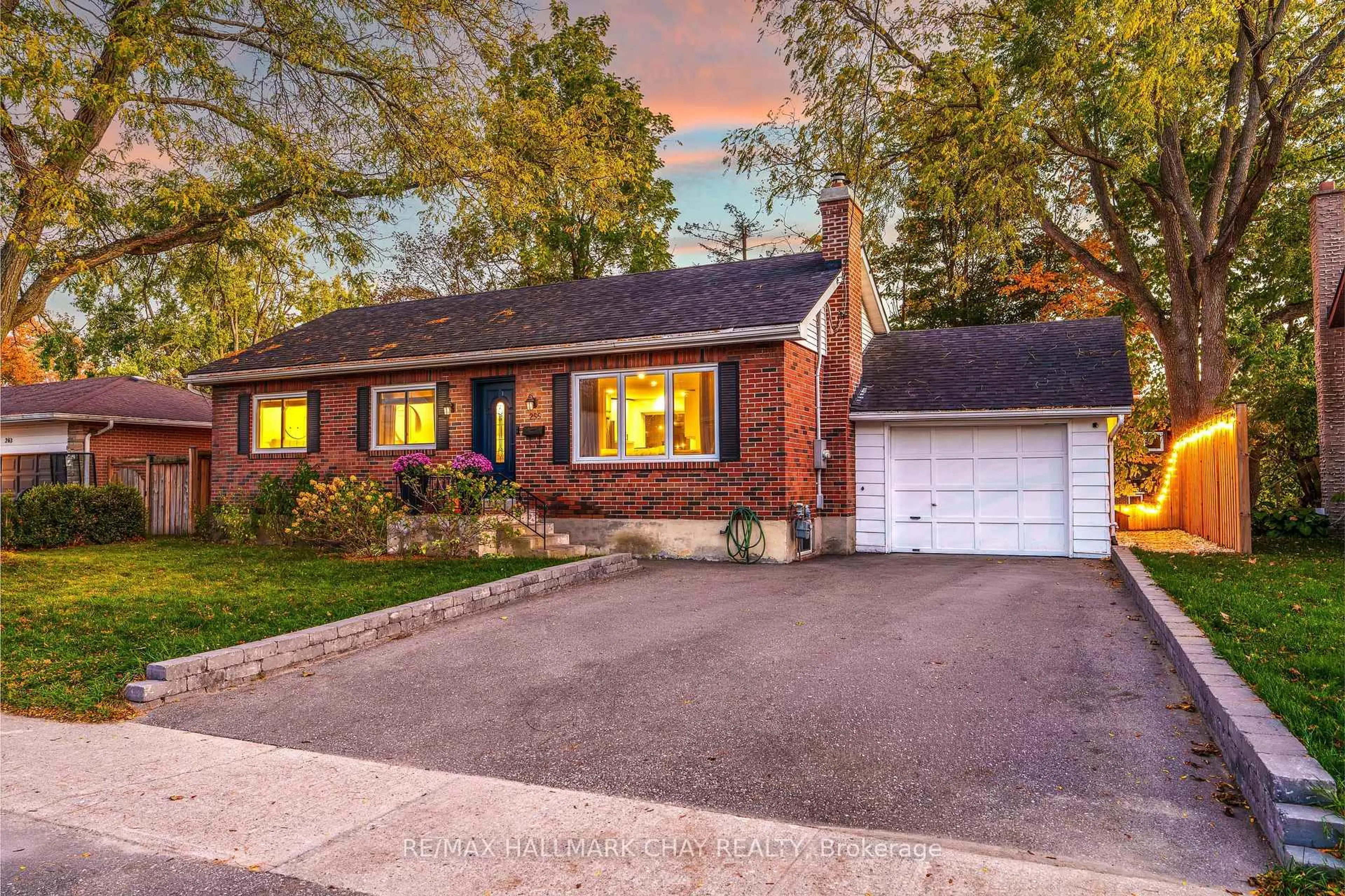 Home with brick exterior material, street for 255 Codrington St, Barrie Ontario L4M 1S6